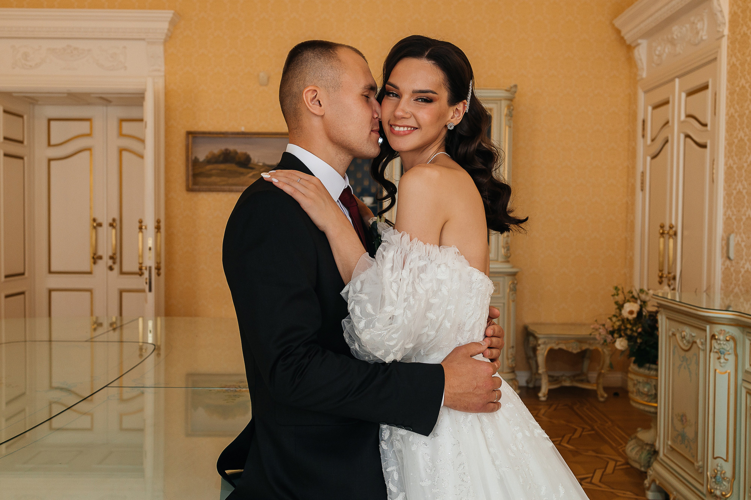 Волшебное утро невесты в номере отеля. Олег Сверчков | Свадебный фотограф Вологда