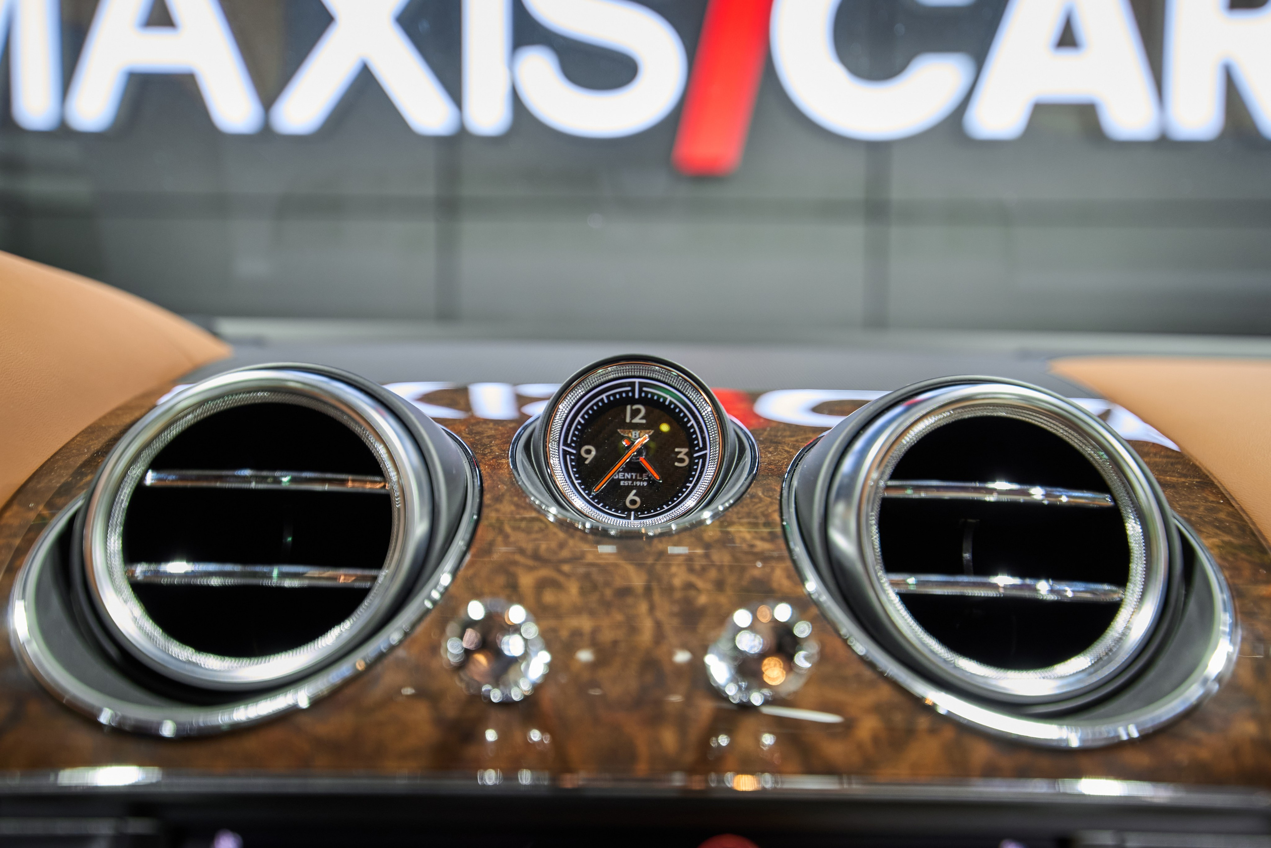 Автосалон MaxisCars. Автомобильный и интерьерный фотограф в Минске Александр Тагаев