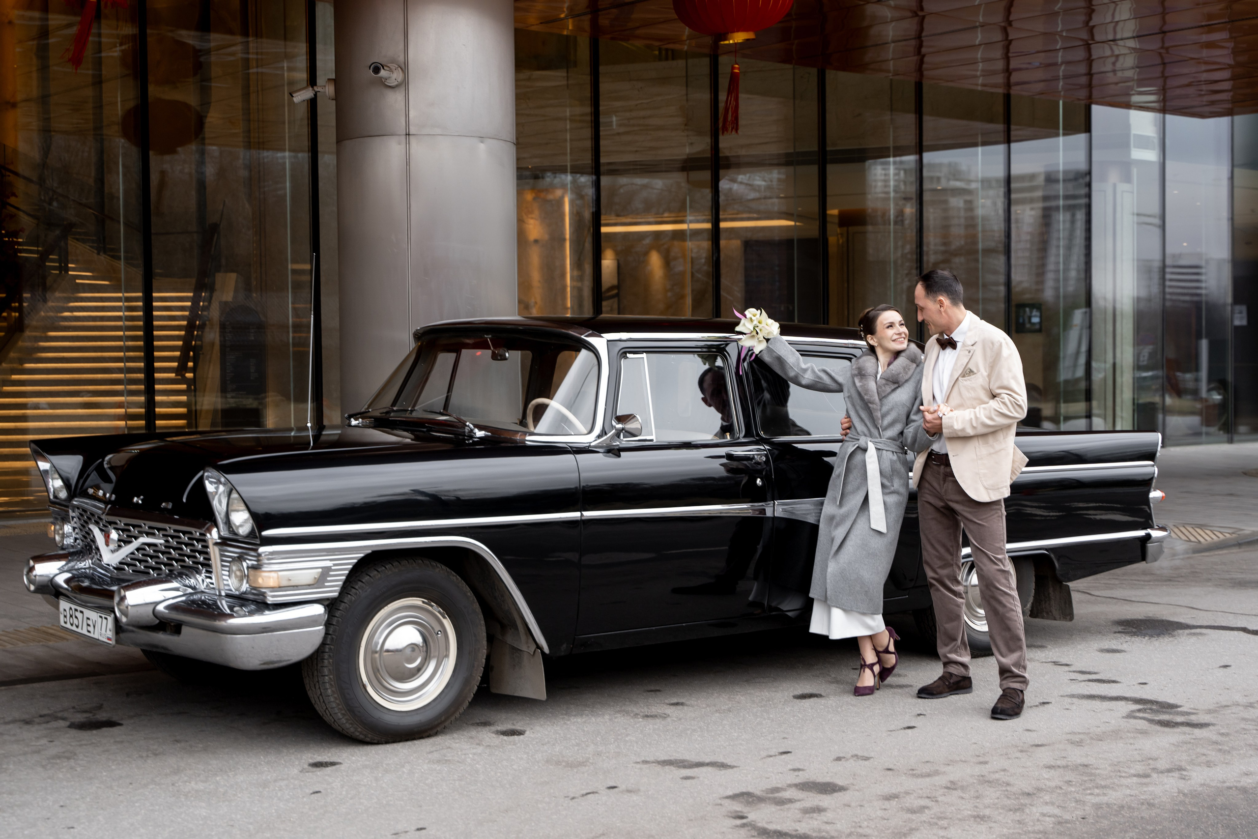 Свадебный фотограф в Москве. Свадебный фотограф Видное, Бутово, Домодедово, Щербинка, Царицыно. Свадебная фотосессия и сборы невесты в отеле Soluxe. Регистрация брака во дворце бракосочетания ВДНХ. Свадьба на ВДНХ. Свадебная фотосессия с ретро автомобилем Чайка. 