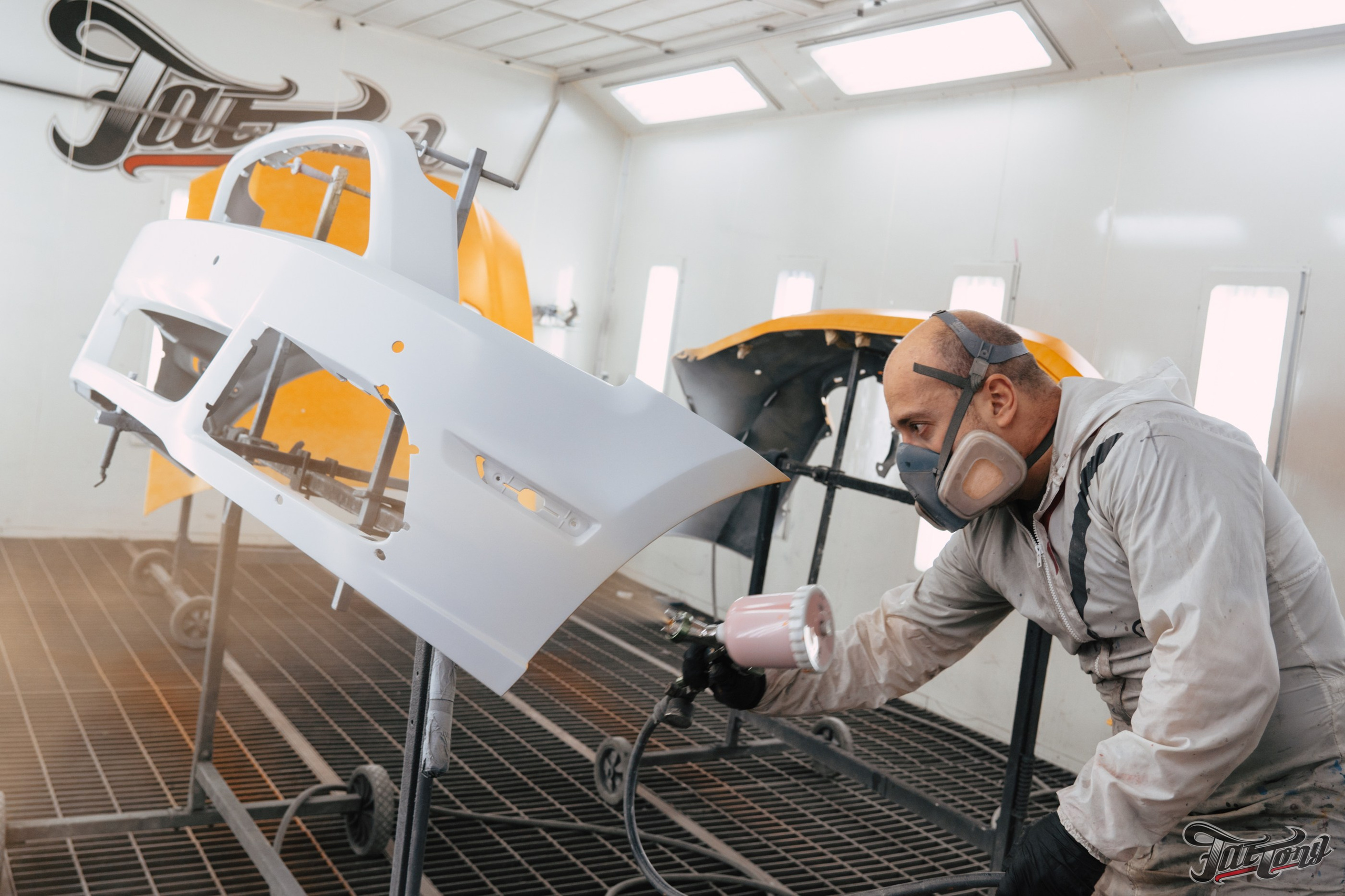 Ford Mustang Roush оранжевый окрас кузова и выкрас полос. DeLorein