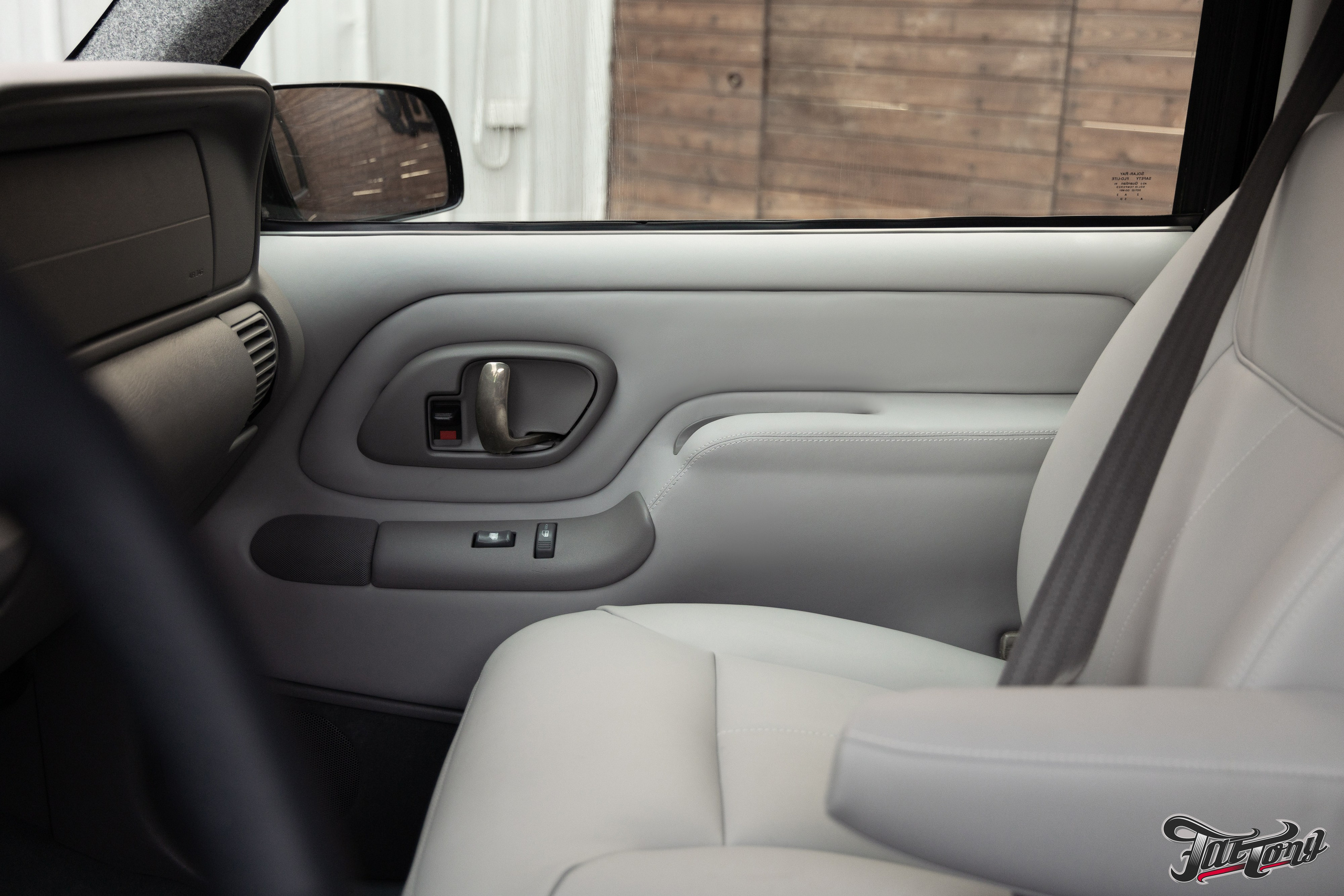 Chevrolet Tahoe I ремонт по кузову и окрас, пошив салона. DeLorein