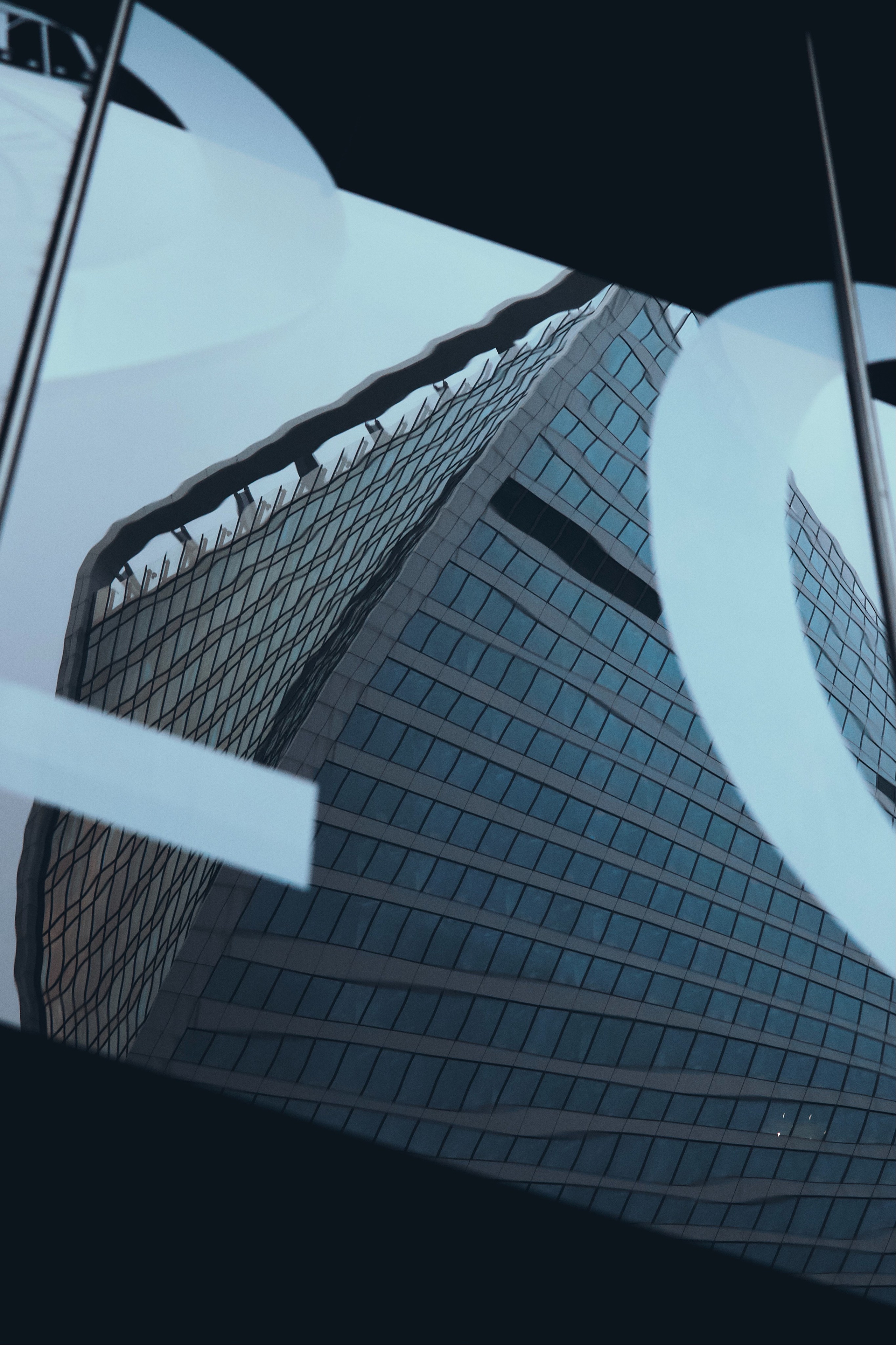 отражение башни Москвы Сити в зеркале с буквами