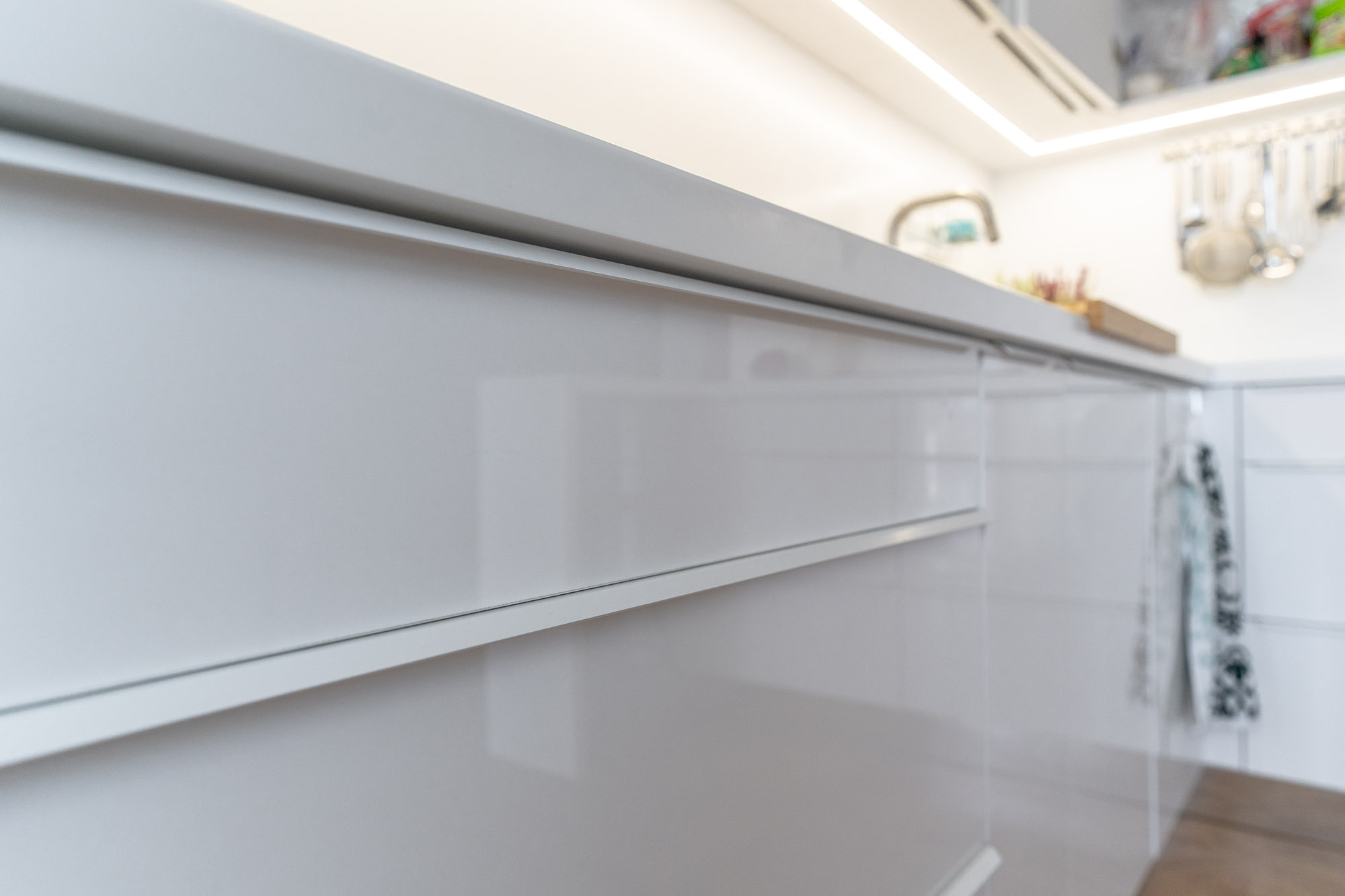 Накладные профиль ручки в цвет фасадов