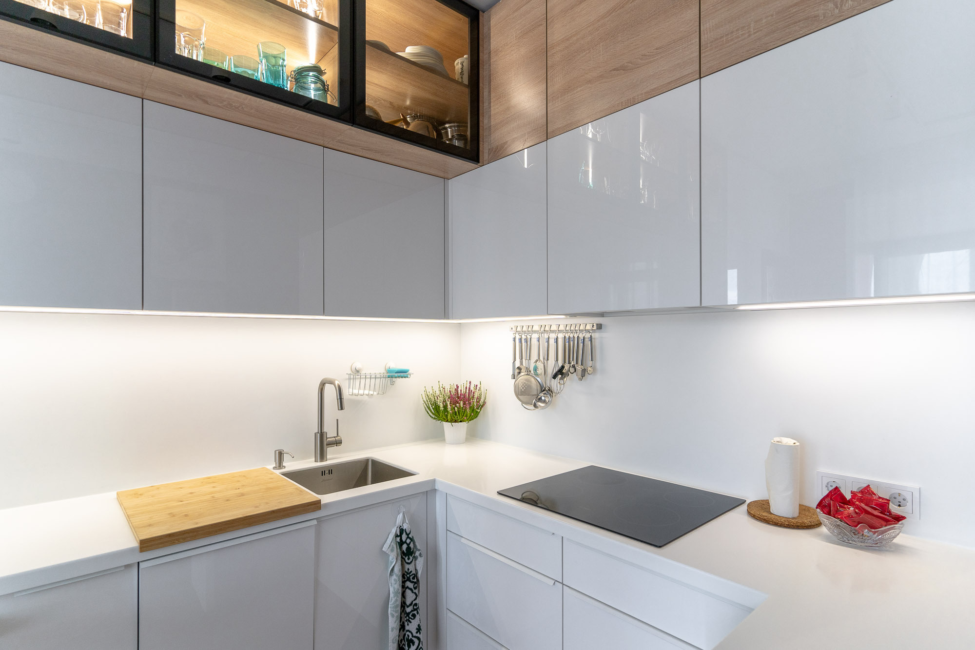 Кухня с антресолью