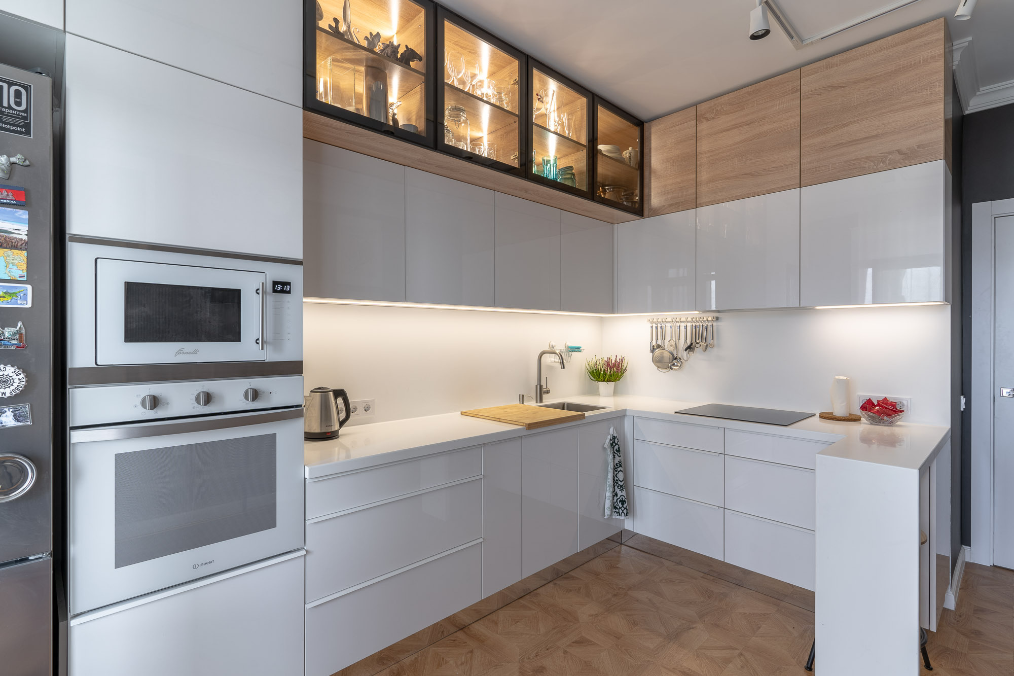 Подсветка на кухне. кухни с антресолями. стильные кухни