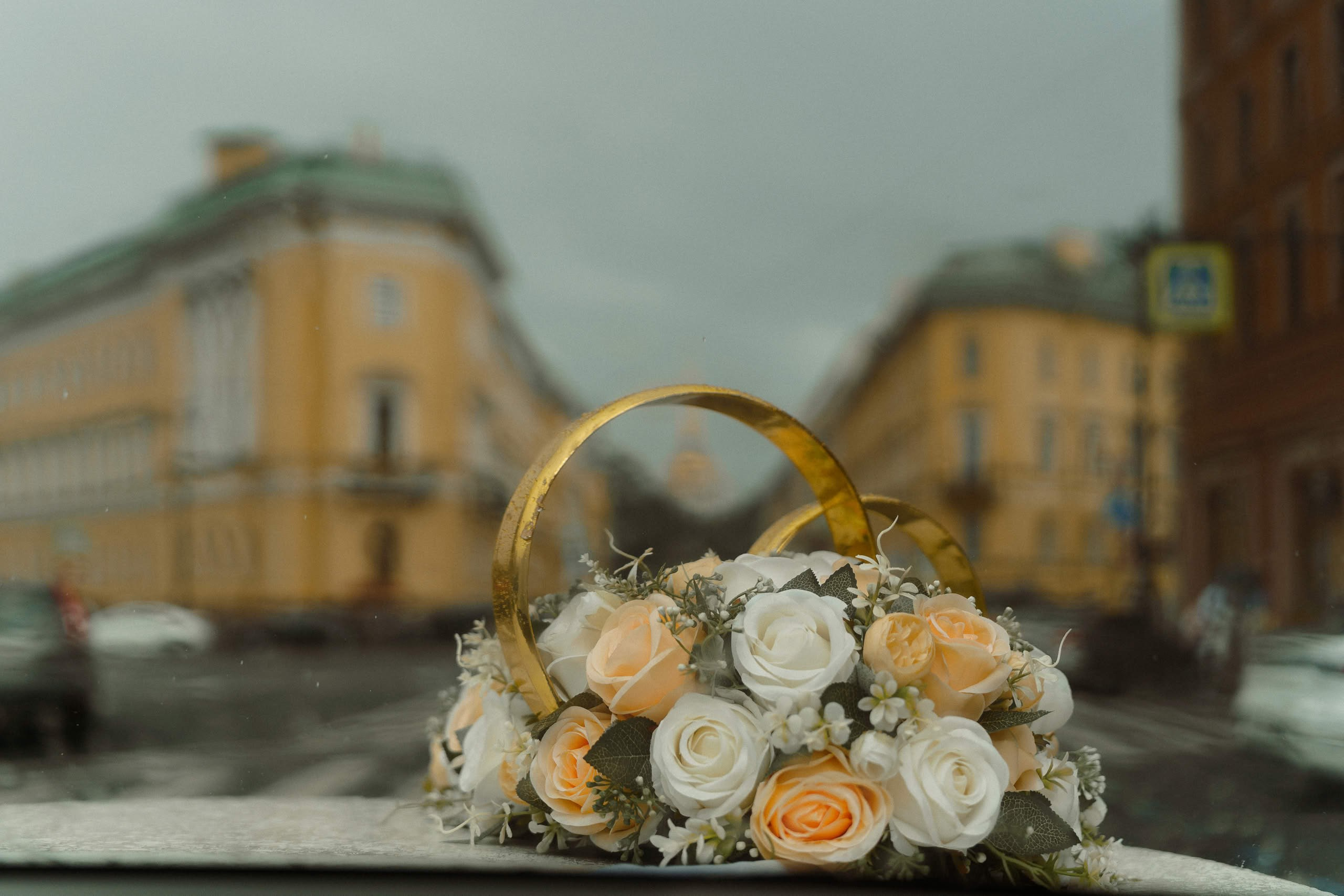 Букет невесты на фоне улиц Петербурга — свадебная деталь