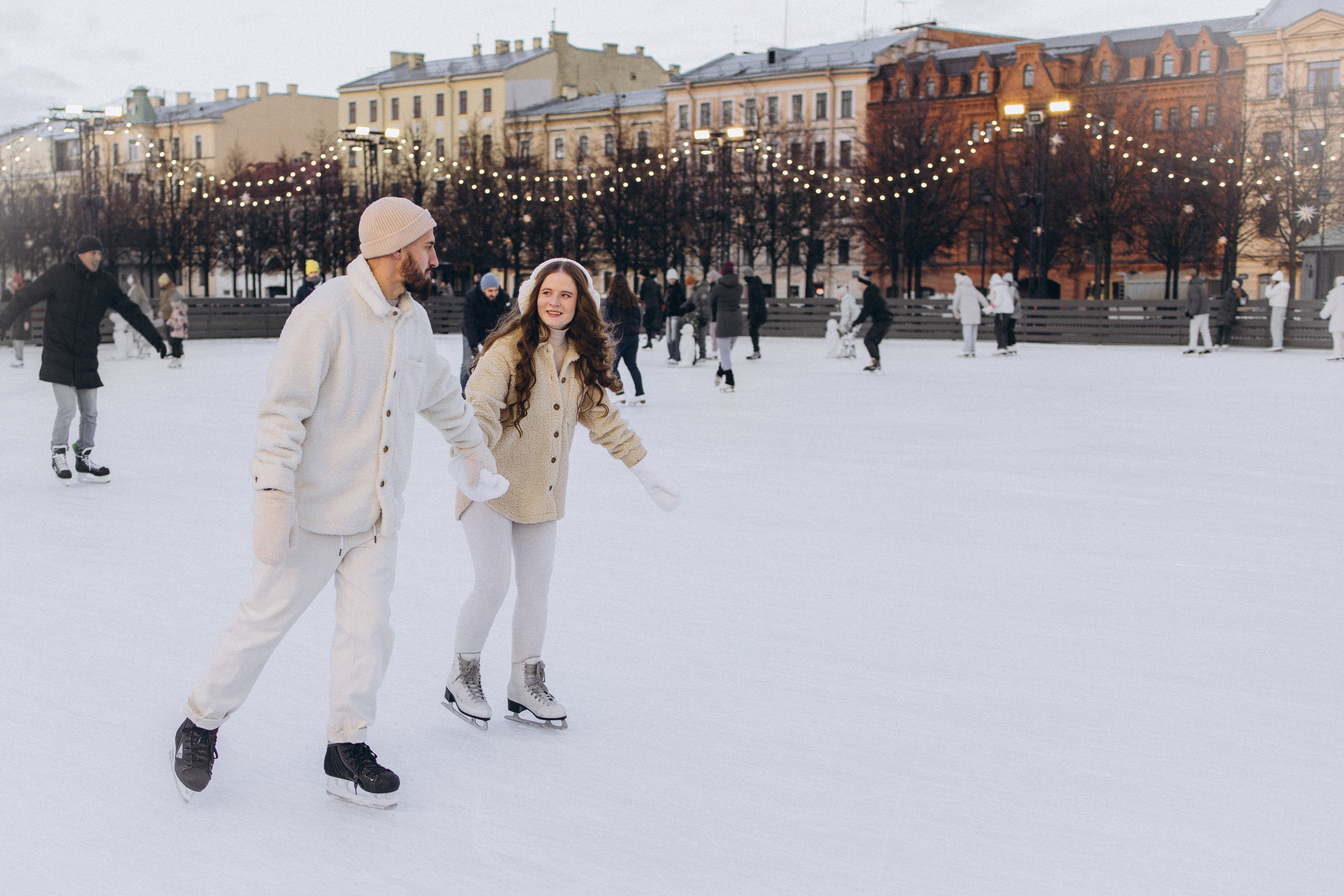 пара катается на катке в Питере 