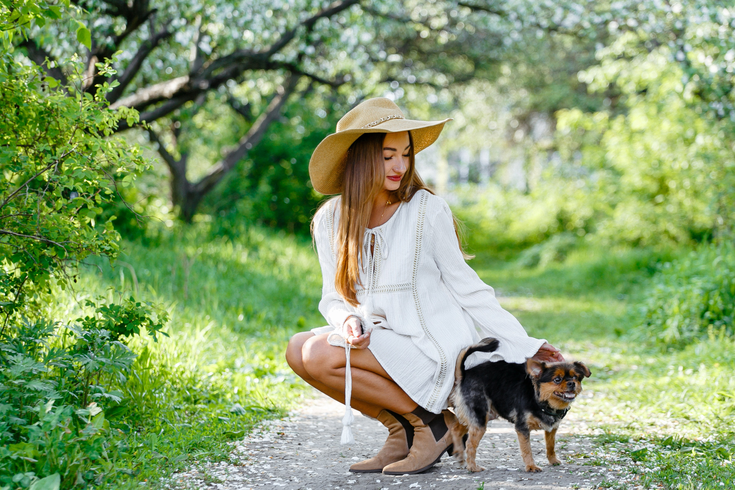 Портретная фотосессия красивой девушки в цветущем яблоневом саду. Свадебный и портретный фотограф в Липецке, Ельце, Воронеже, Москве, Тамбове 
