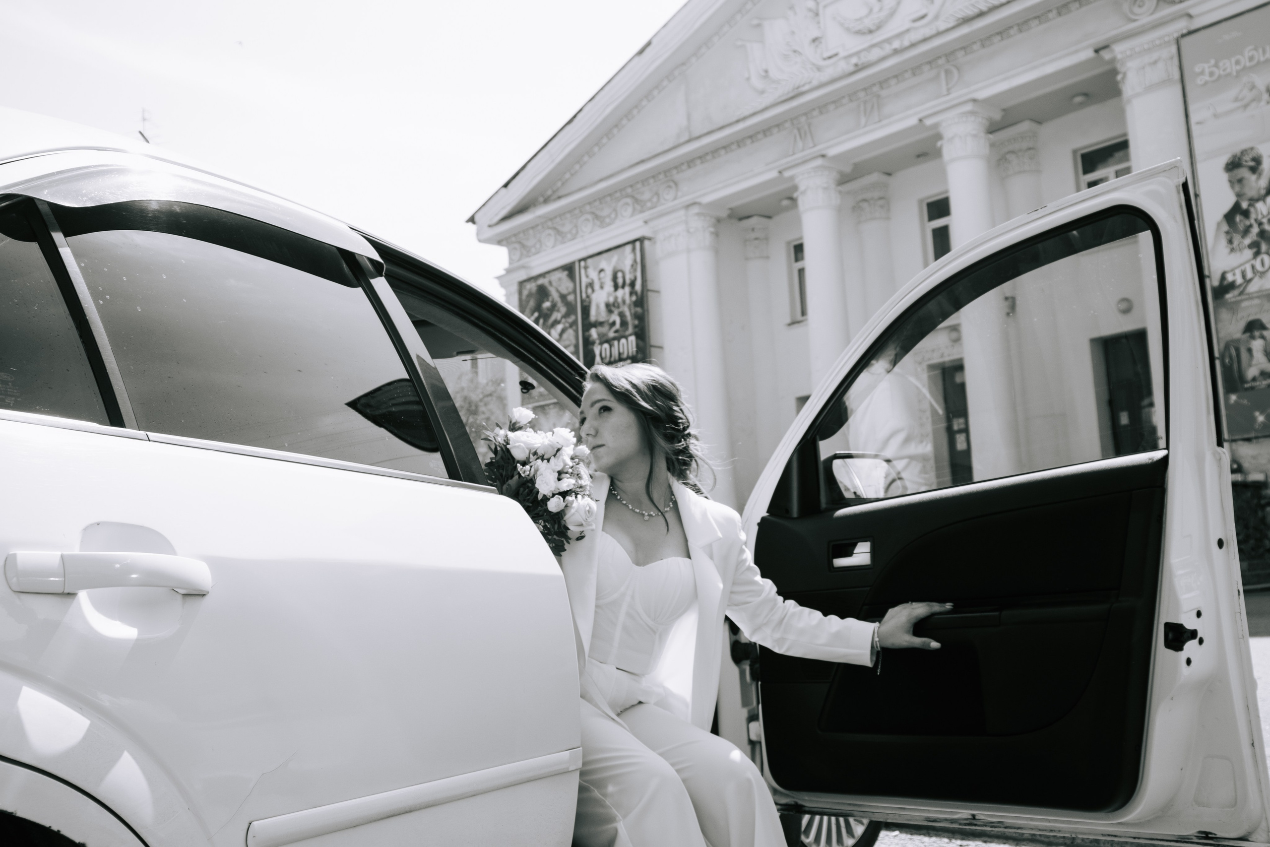 Свадебная прогулочная фотосессия невесты в городе Северск и Томск