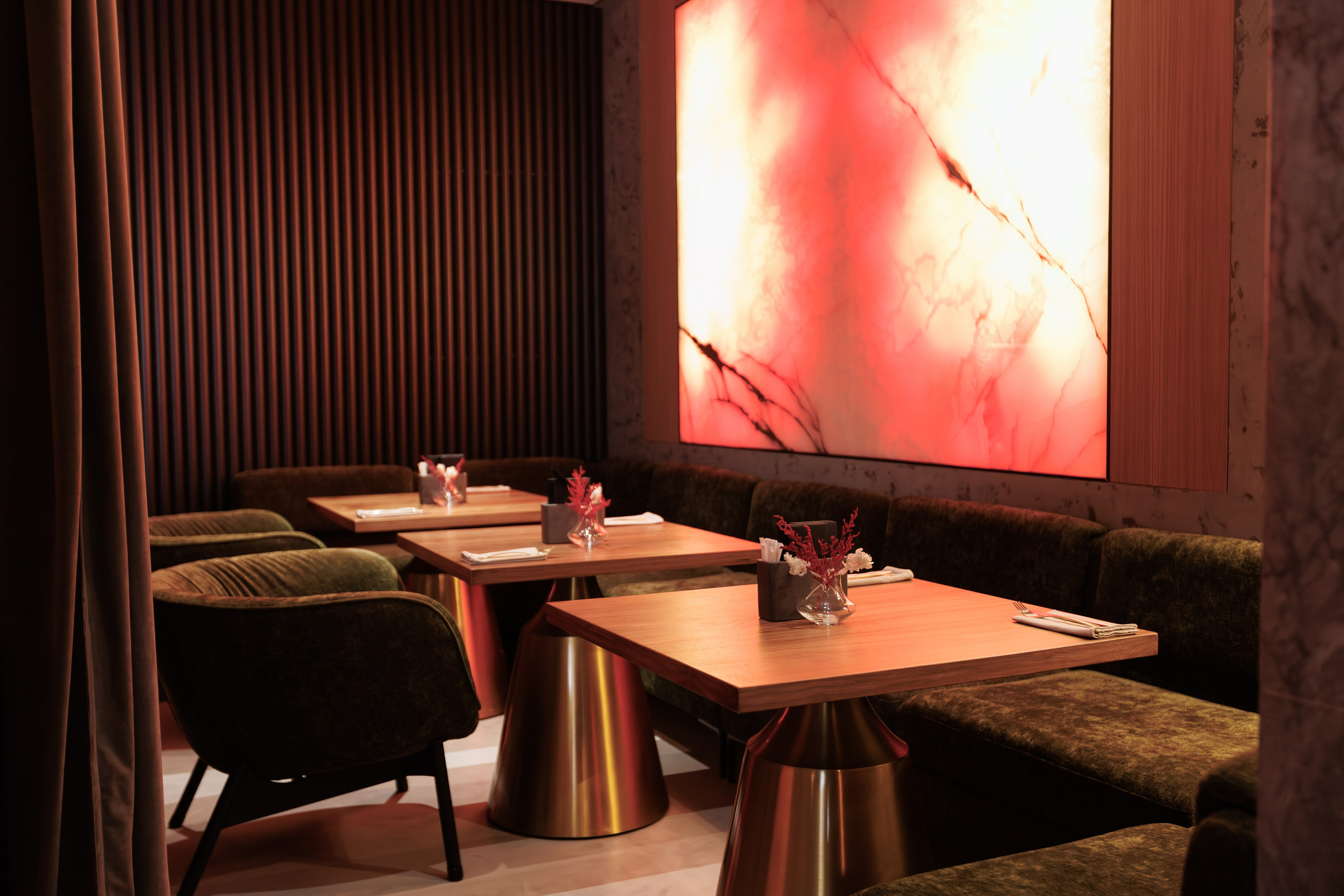 Фотограф для интерьерной съемки ресторана. Контент для бизнеса в Екатеринбурге Полдень Медиа