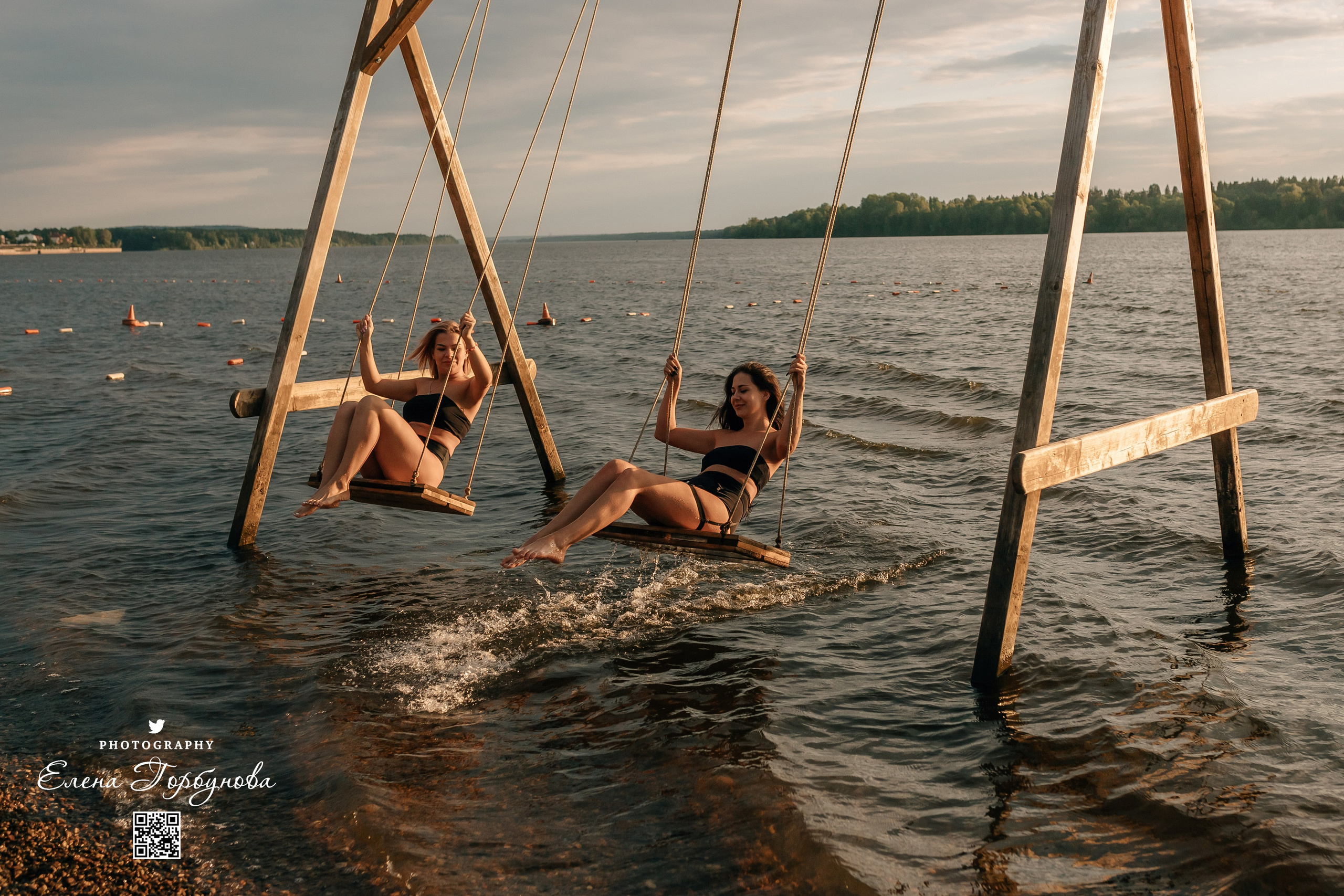 Черная серия с тканью. Набережная. Александра и Таисия. Июль 2025 г. Фотограф Пермь. Свадьбы. Семья и дети, школа, д. сад. Фотокниги