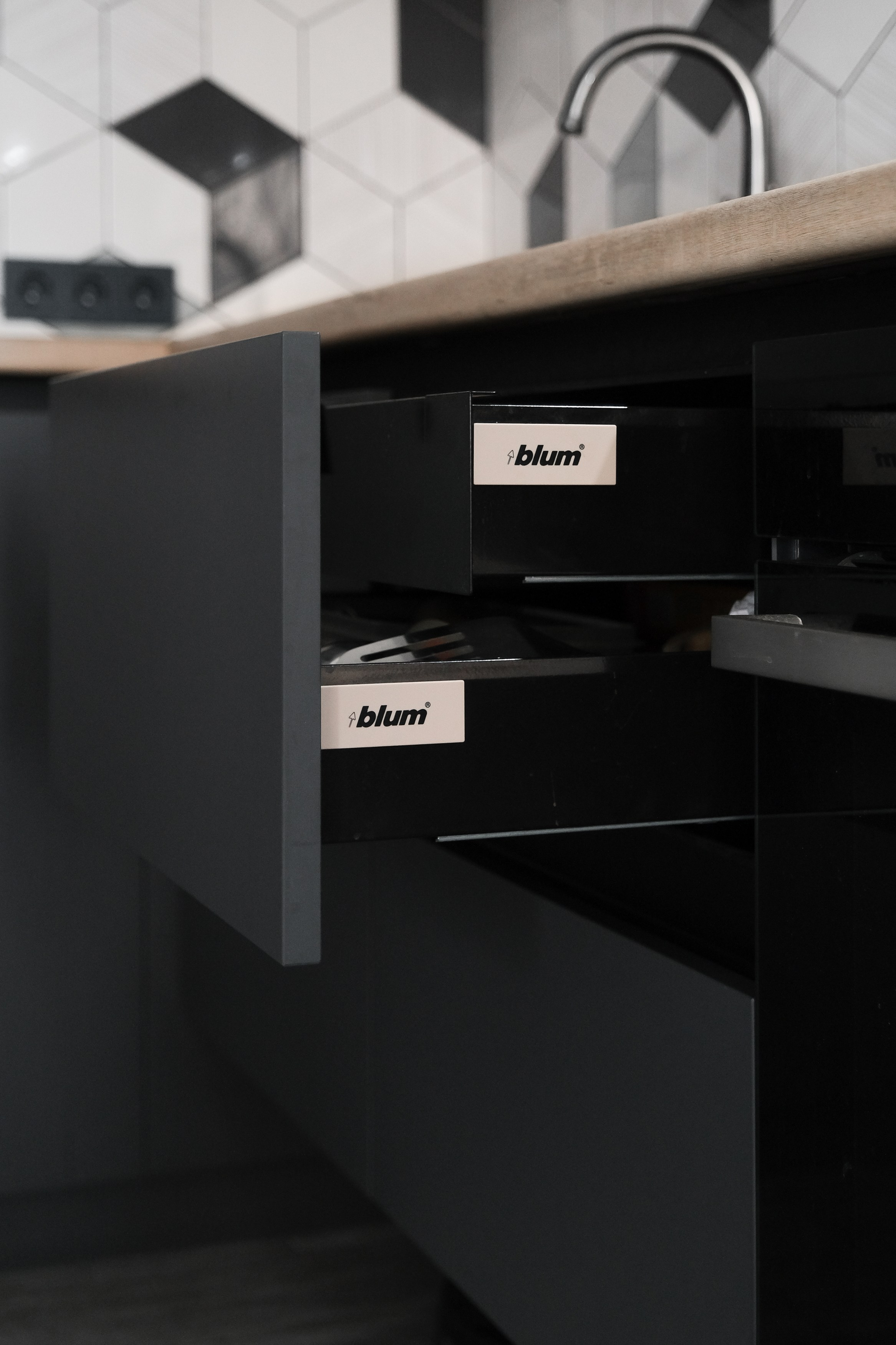 Кухня в Томске на заказ в Академгородке Таунхаус. Мебель на заказ. ГУДРУМ — Мебель на заказ в Томске | Кухни | Шкафы | Стулья и Столы