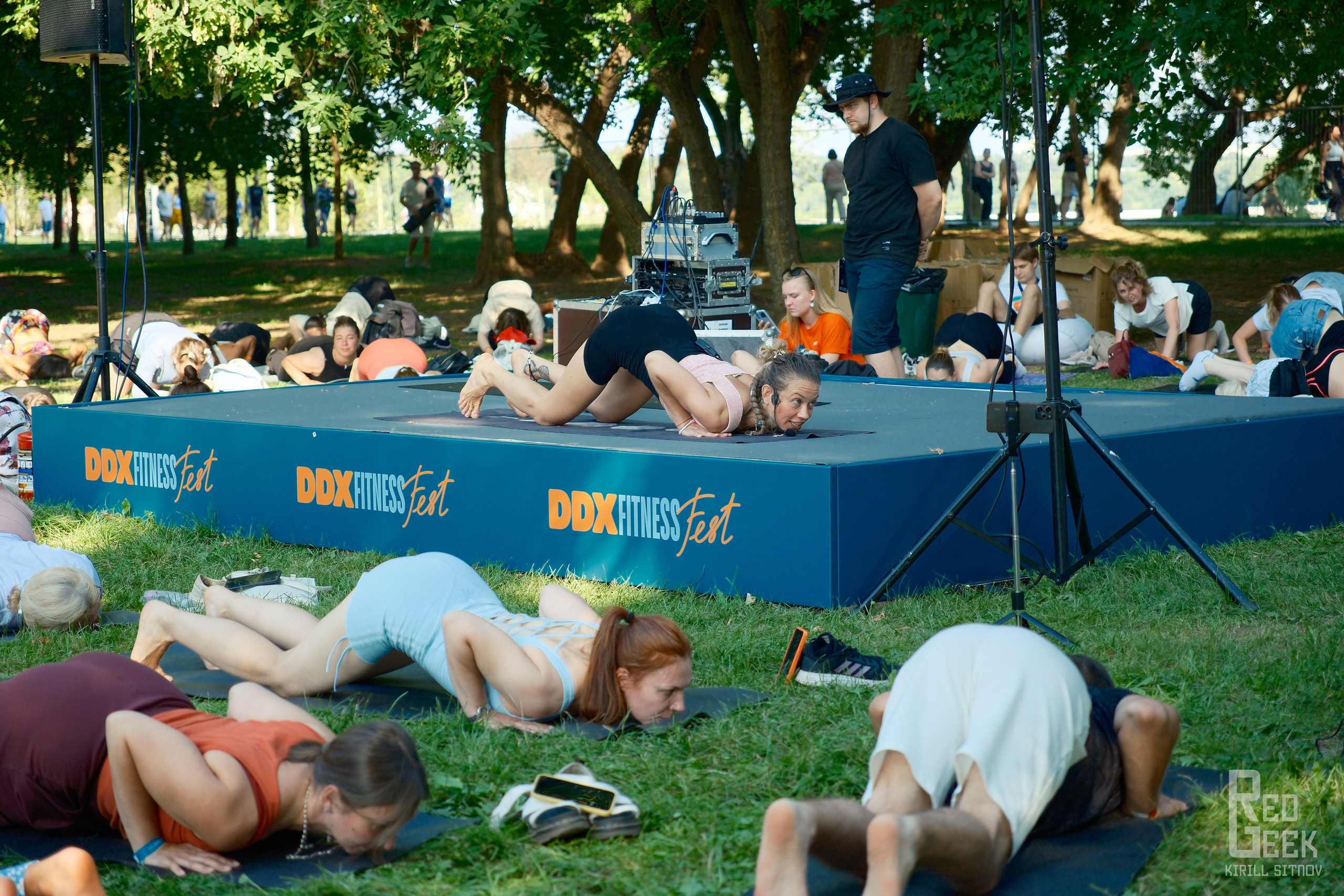 Практика йоги на свежем воздухе на мероприятии DDX Fitness.