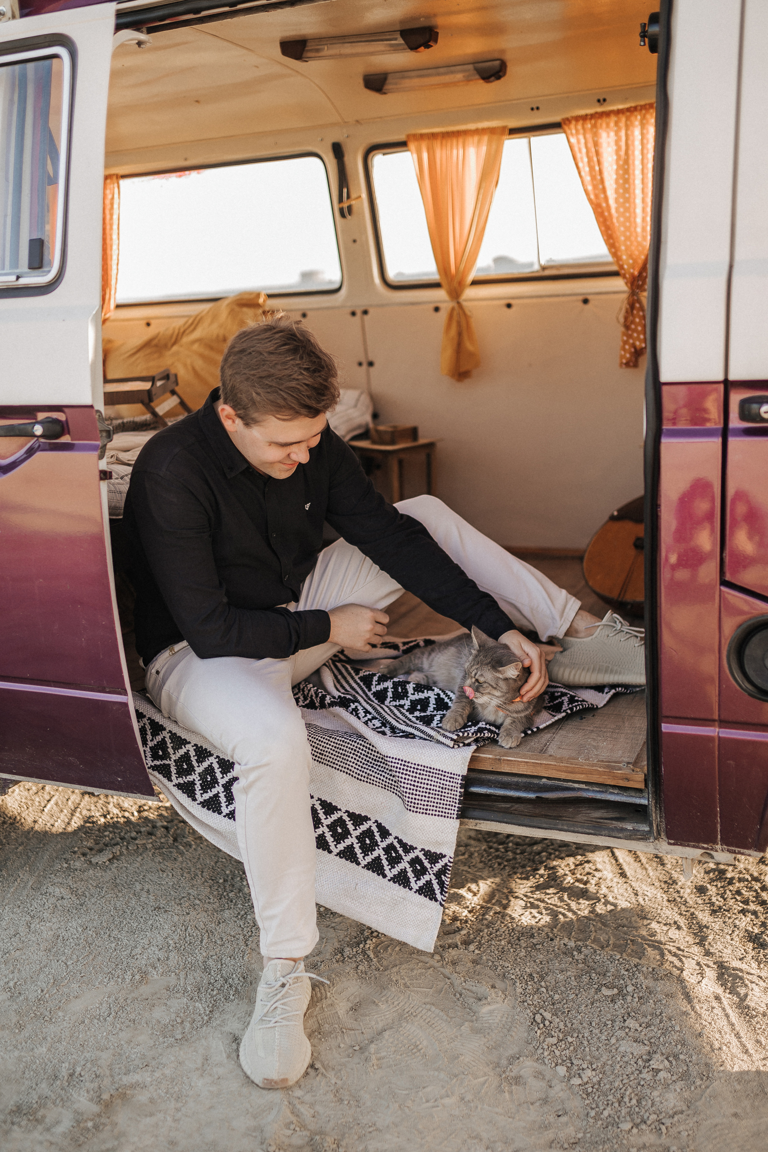 Фургон, пески и Зюзя. Свадебный фотограф в Москве и Екатеринбурге