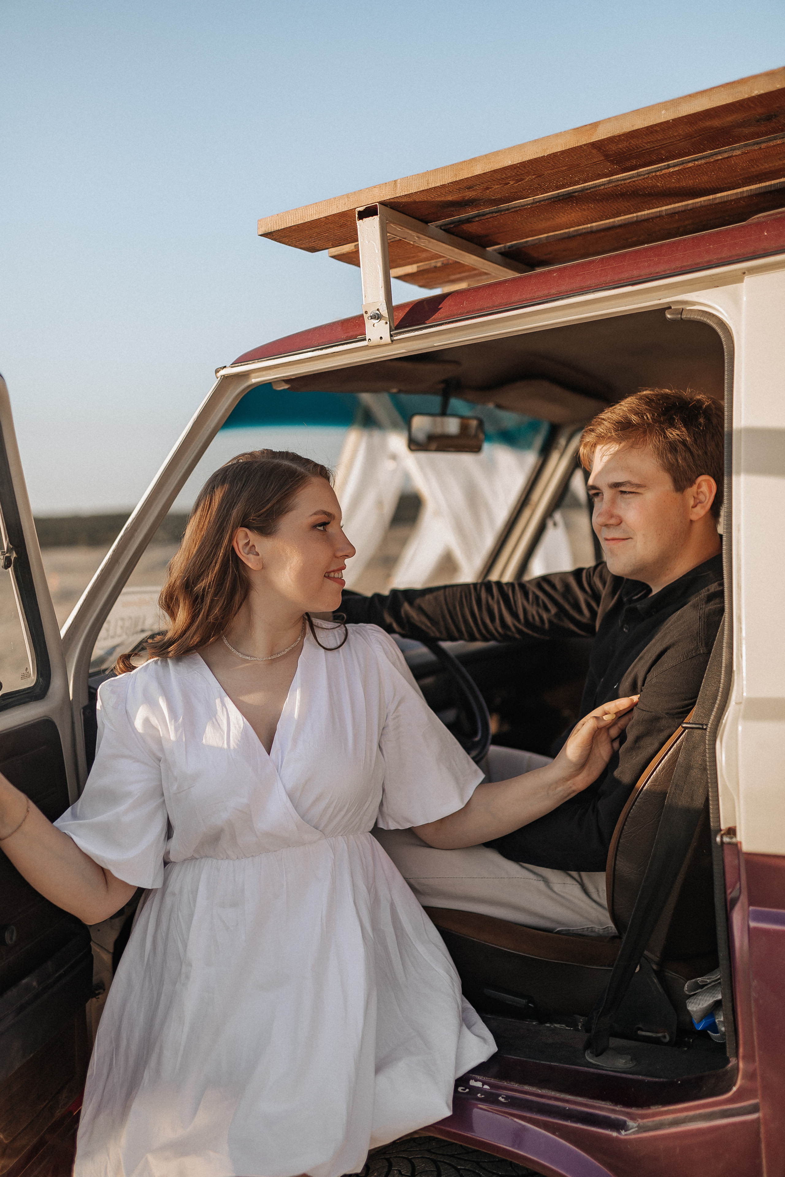 Фургон, пески и Зюзя. Свадебный фотограф в Москве и Екатеринбурге