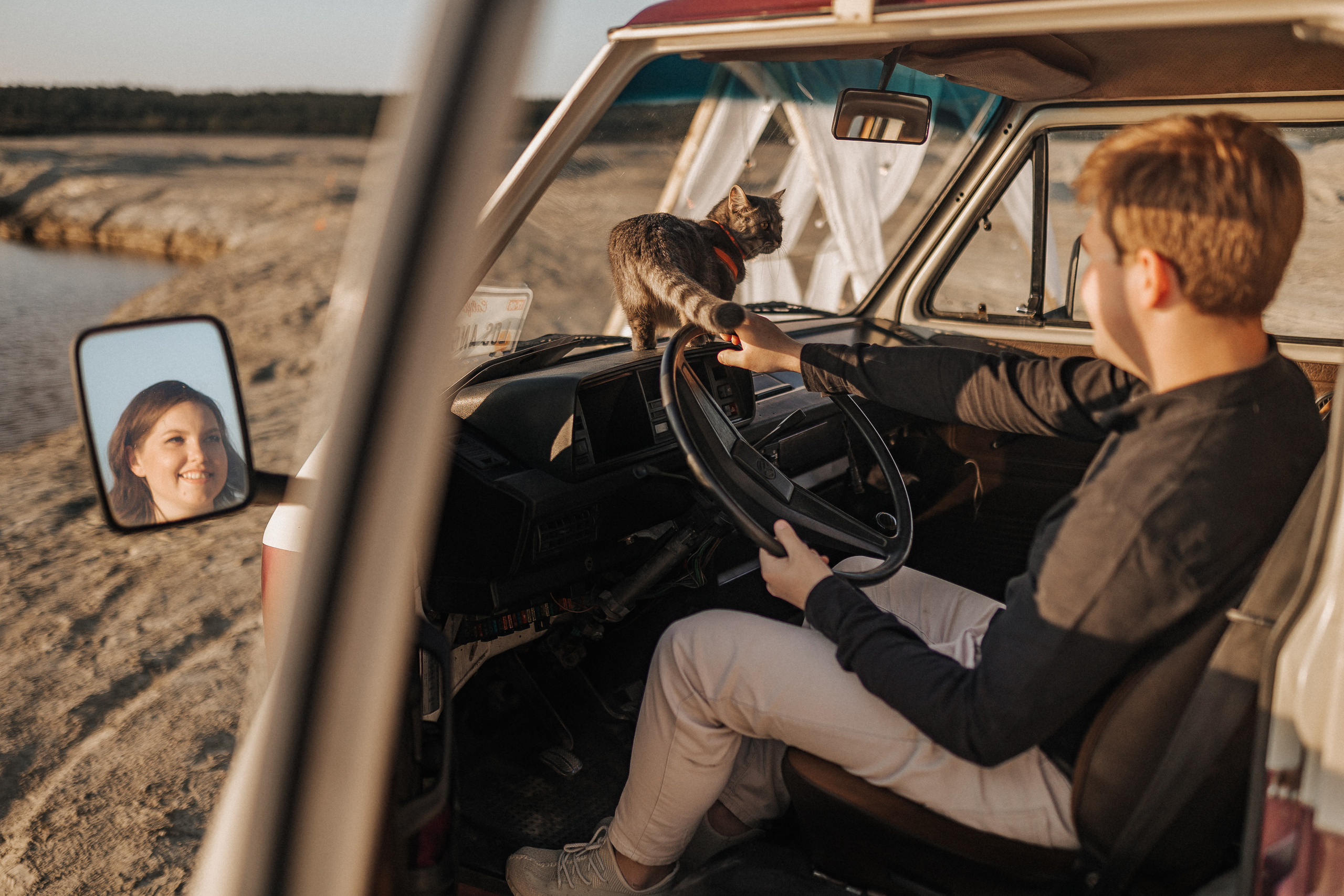 Фургон, пески и Зюзя. Свадебный фотограф в Москве и Екатеринбурге