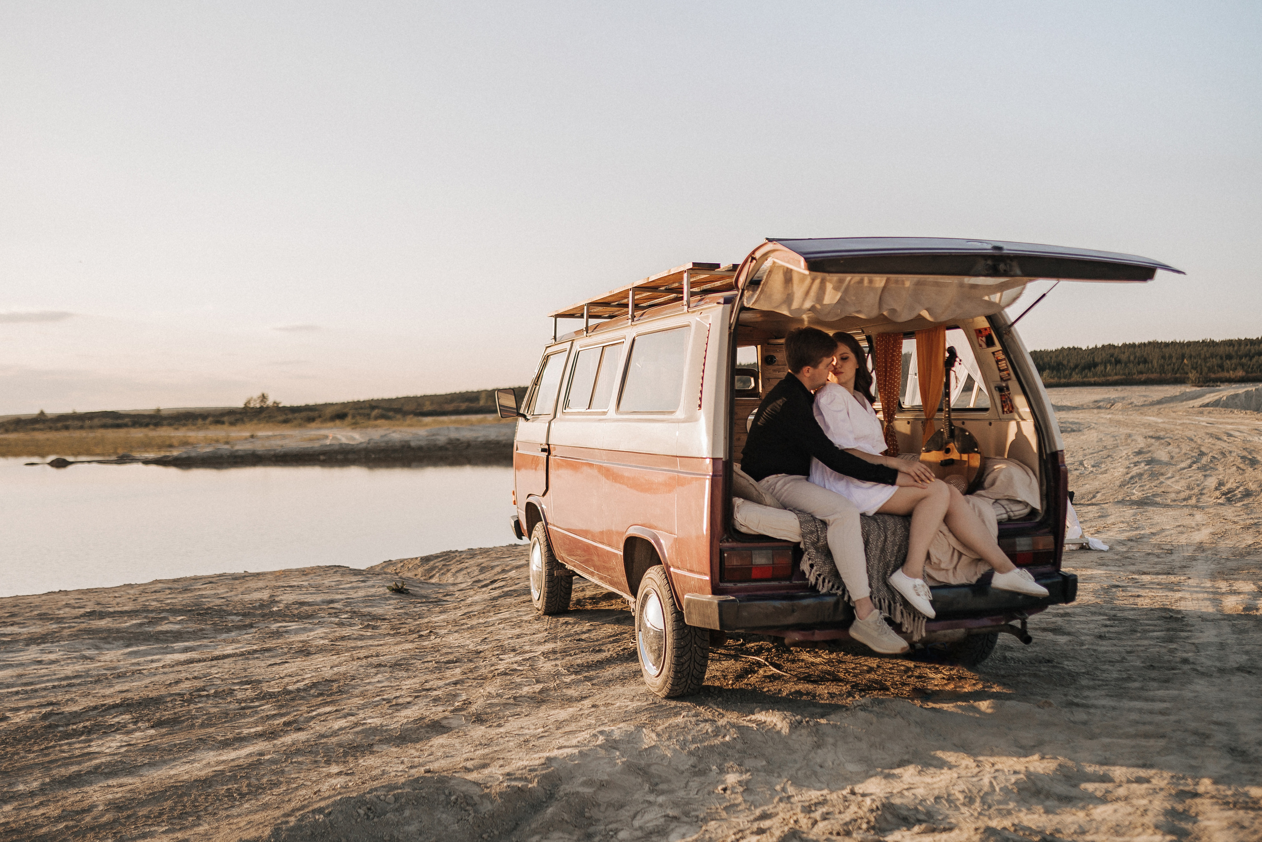 Фургон, пески и Зюзя. Свадебный фотограф в Москве и Екатеринбурге