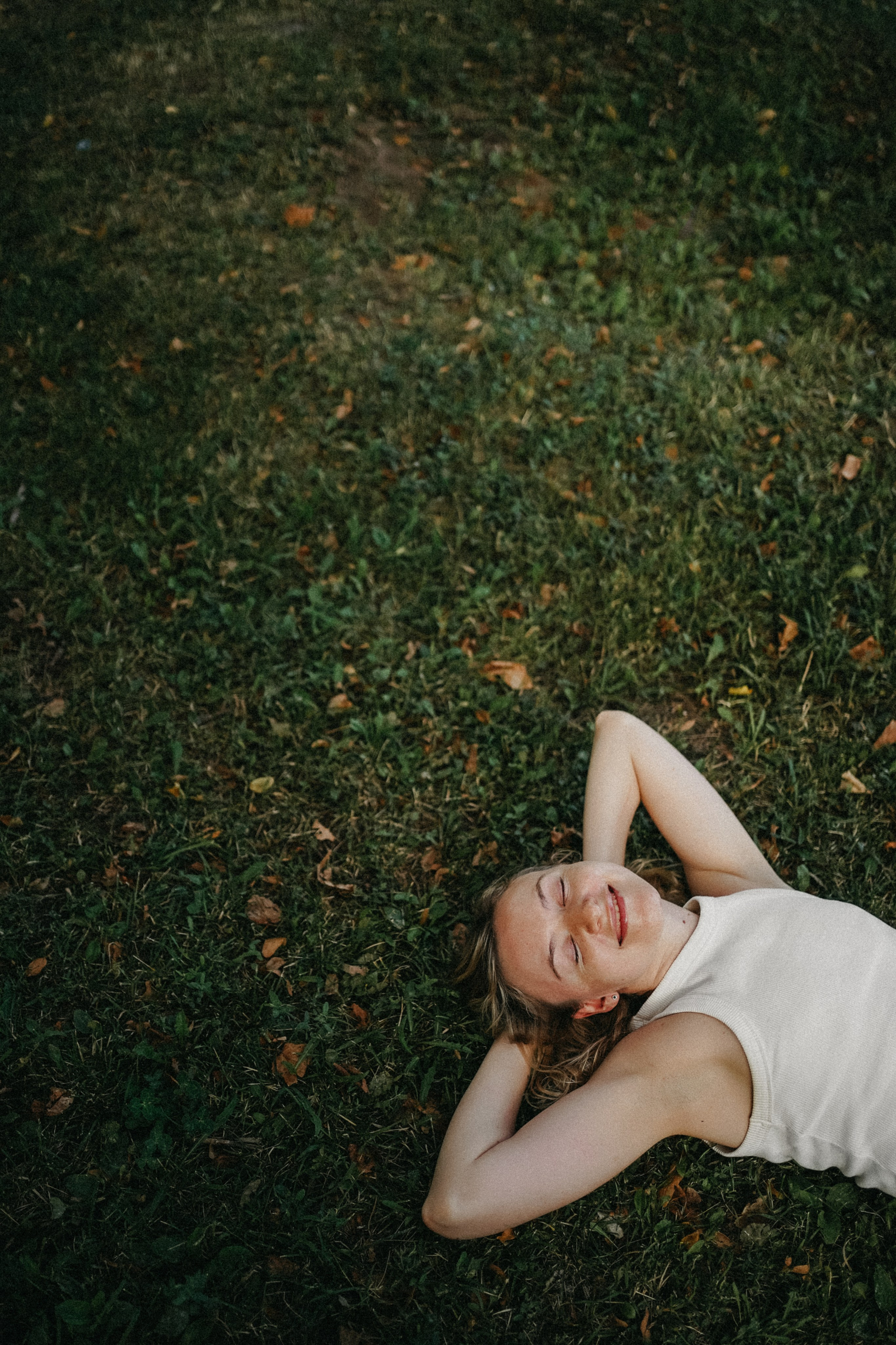 Девушка по городу шагает босиком. Фотограф Наталья Колганова