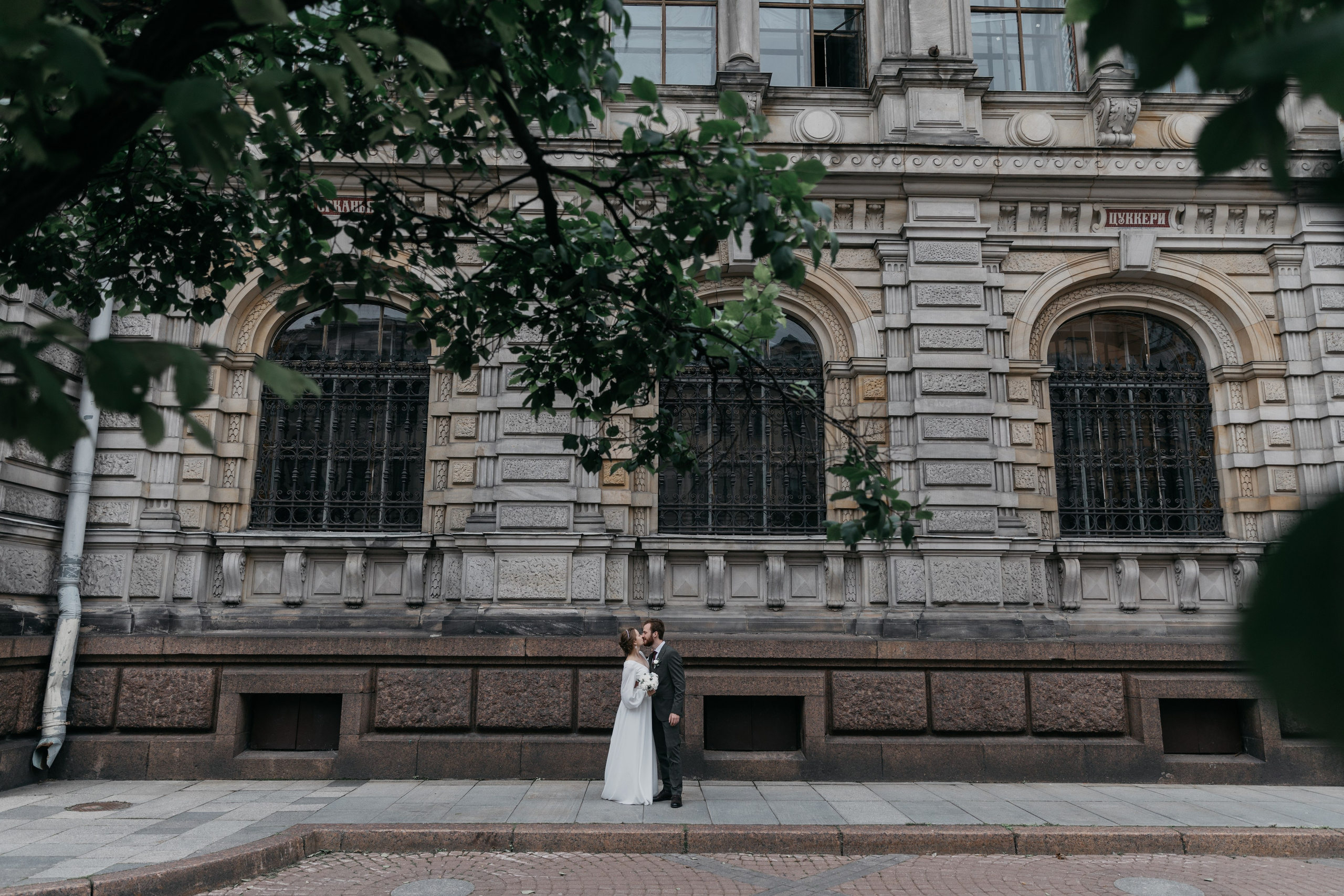 Любовь — противовес этому ужасу, любовь — акт единения и сохранения. Свадебный фотограф в Санкт-Петербурге