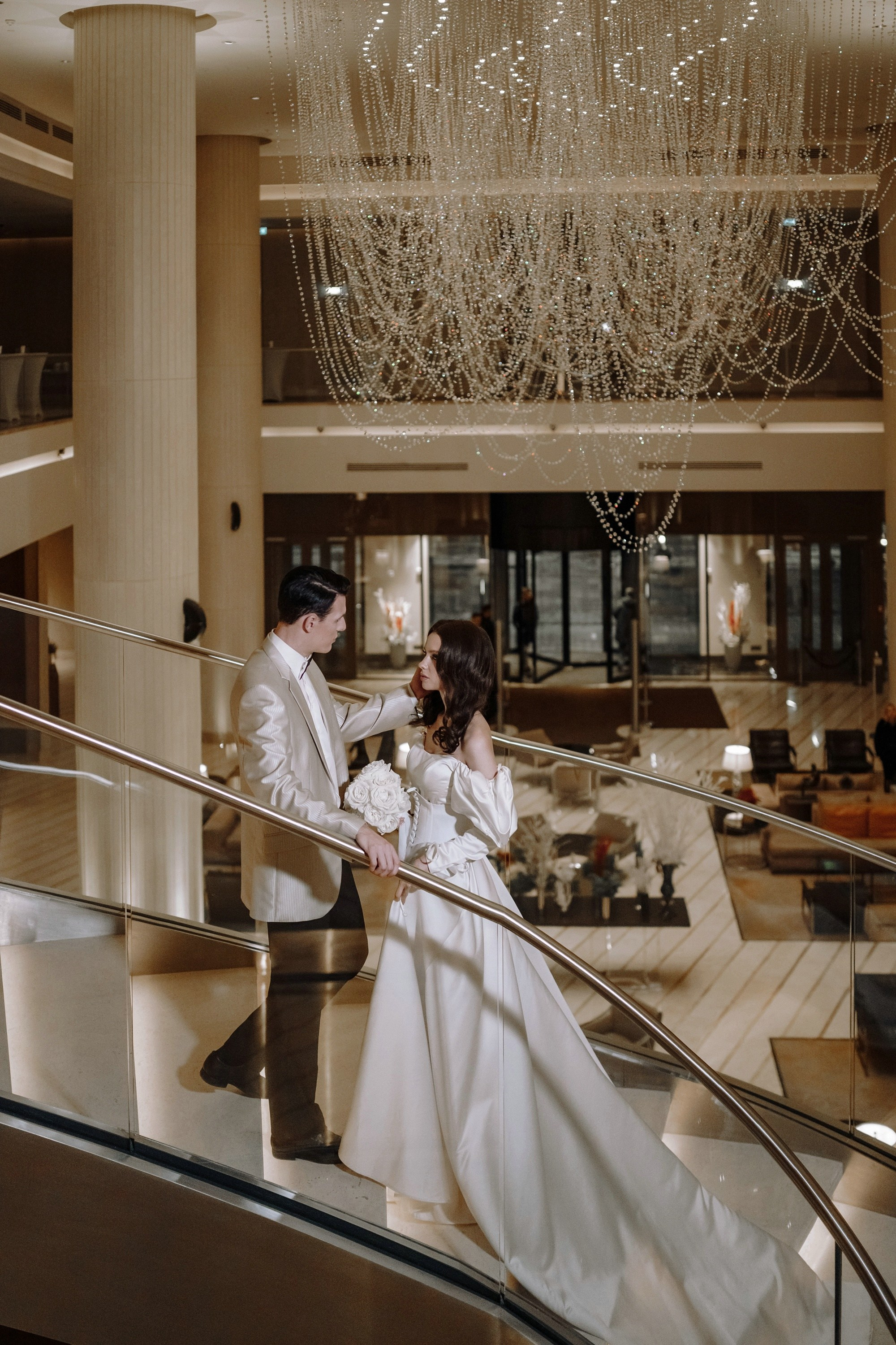 Фотосессия свадьбы на лестнице в Hyatt Regency Moscow Petrovsky Park. Свадебный и семейный фотограф в Москве Светлана Зоткина