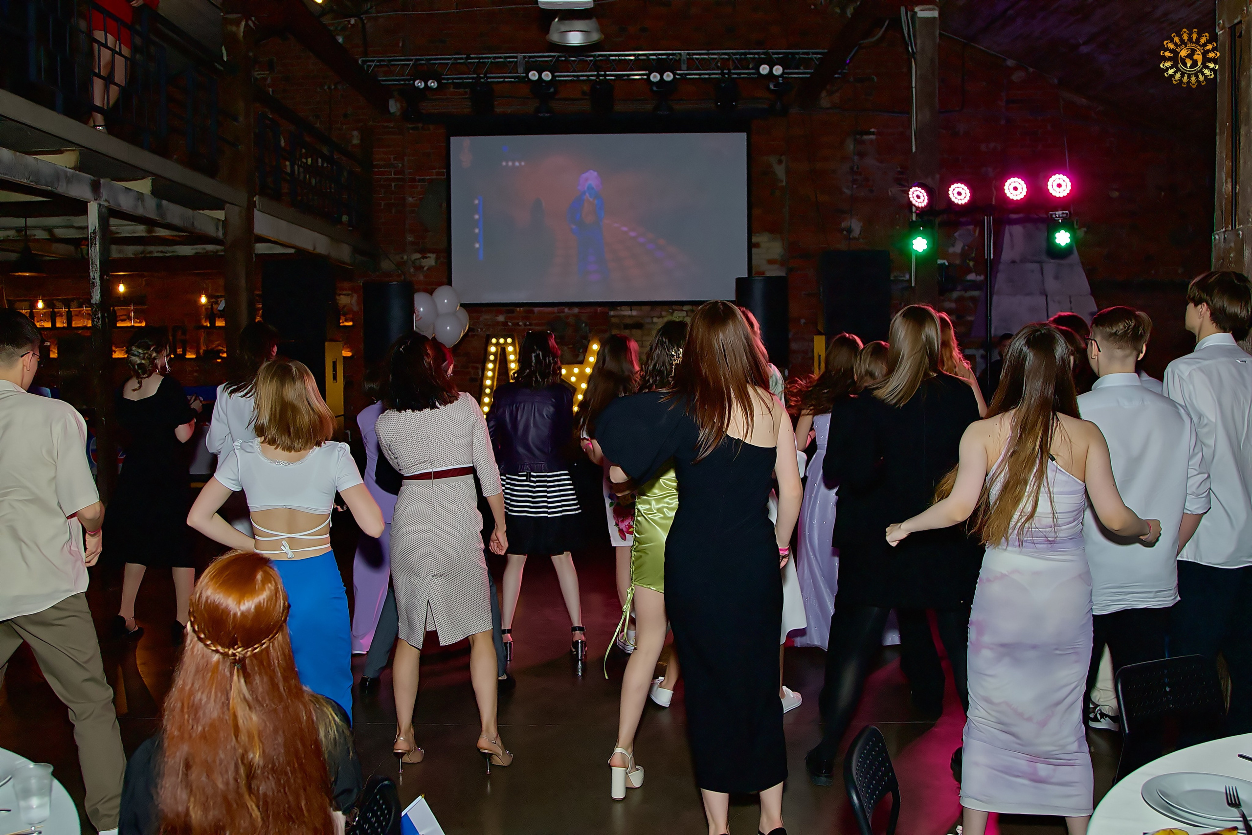 Выпускной 2023 (9-й класс, школа № 46). Loft Urban. Москва. Репортажная съемка в Москве и области. Анималистика