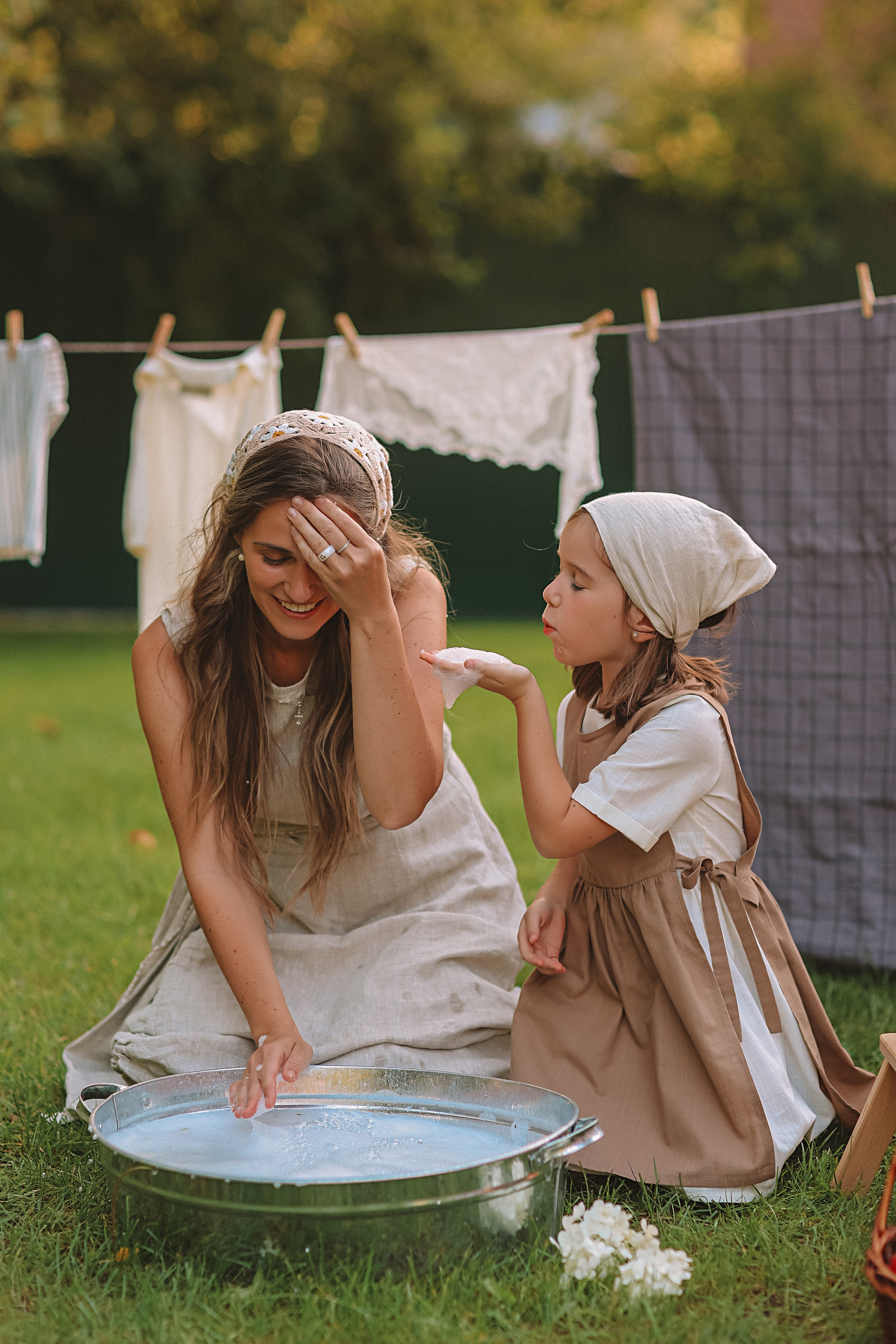 Стирка у дома. Семейный фотограф Тюмень, фотограф на роды Салмина Мария