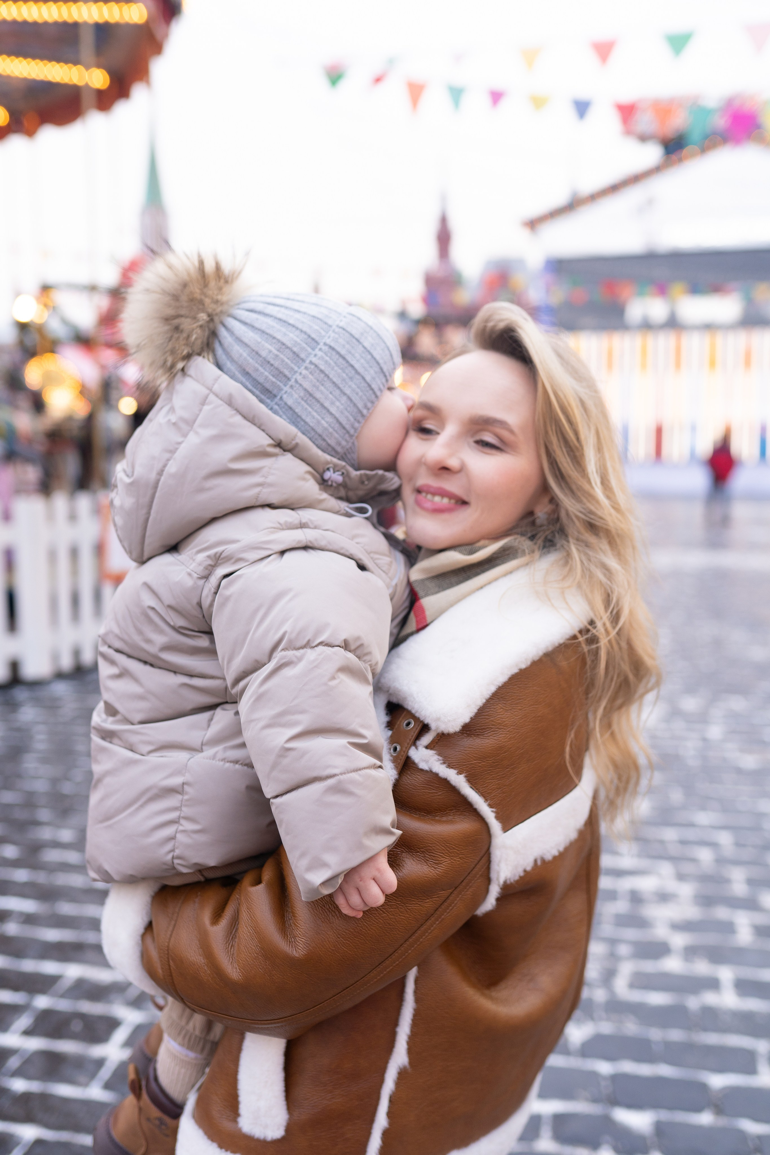 Павел, Егор и Наталия на ГУМ Ярмарке. Свадебный фотограф в Москве Анна Полушина