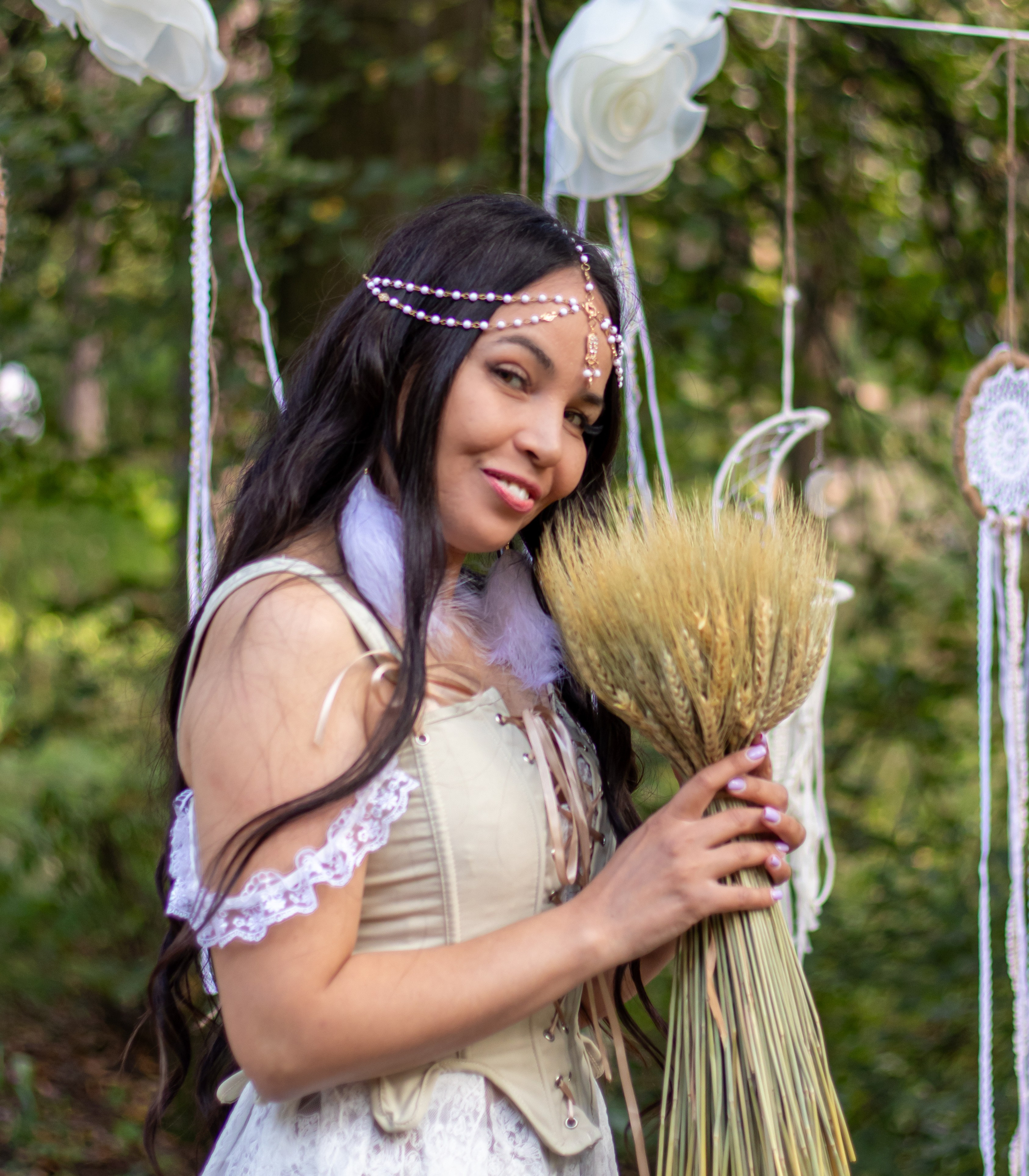 Девушка улыбается и держит колосья, романтичный бохо образ • фотограф Карасёва Елена
