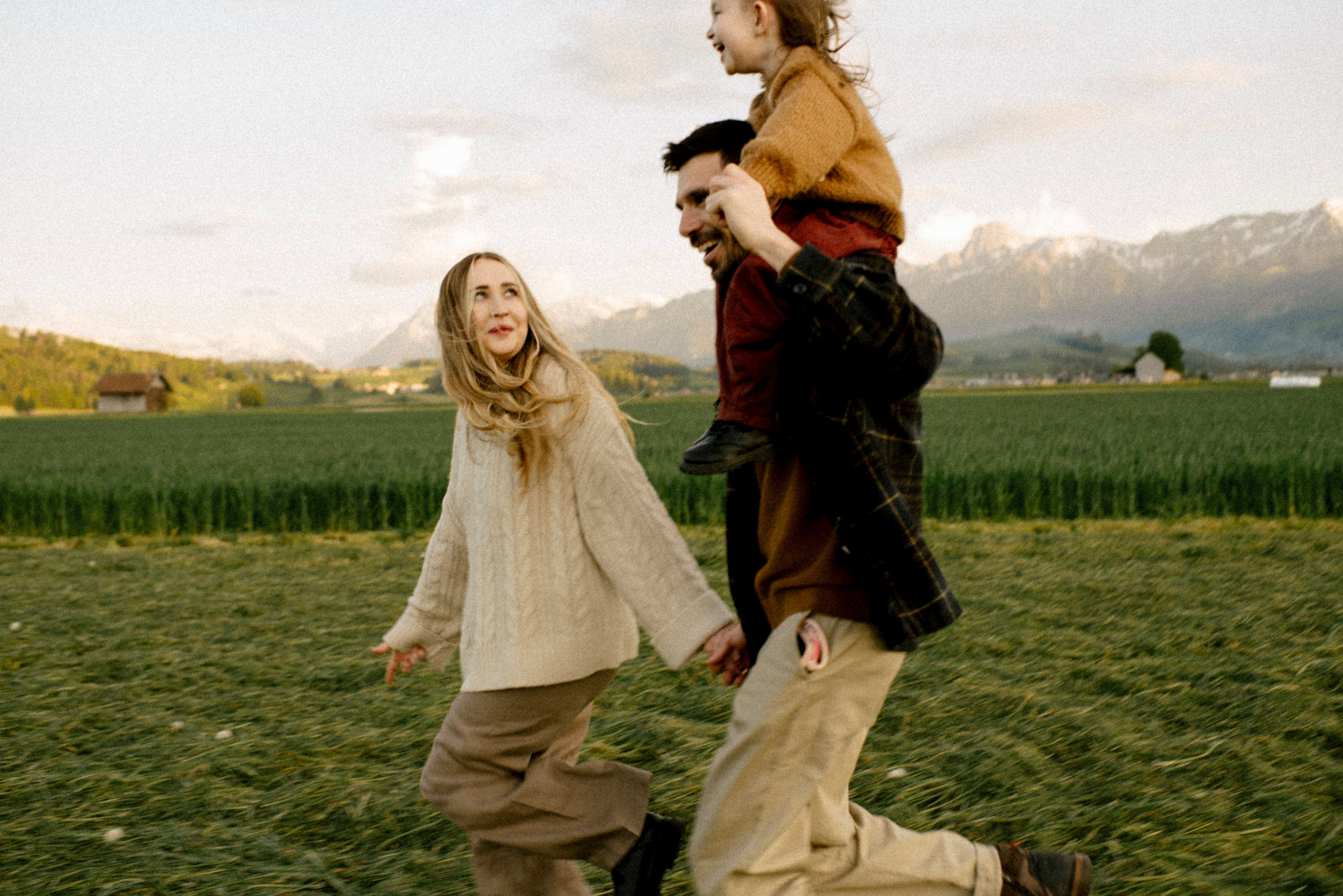 Chris Dasha and Stella. Polina Sobol — family & documentary photographer in Bern. Outdoor & urban photo sessions for families, kids and couples