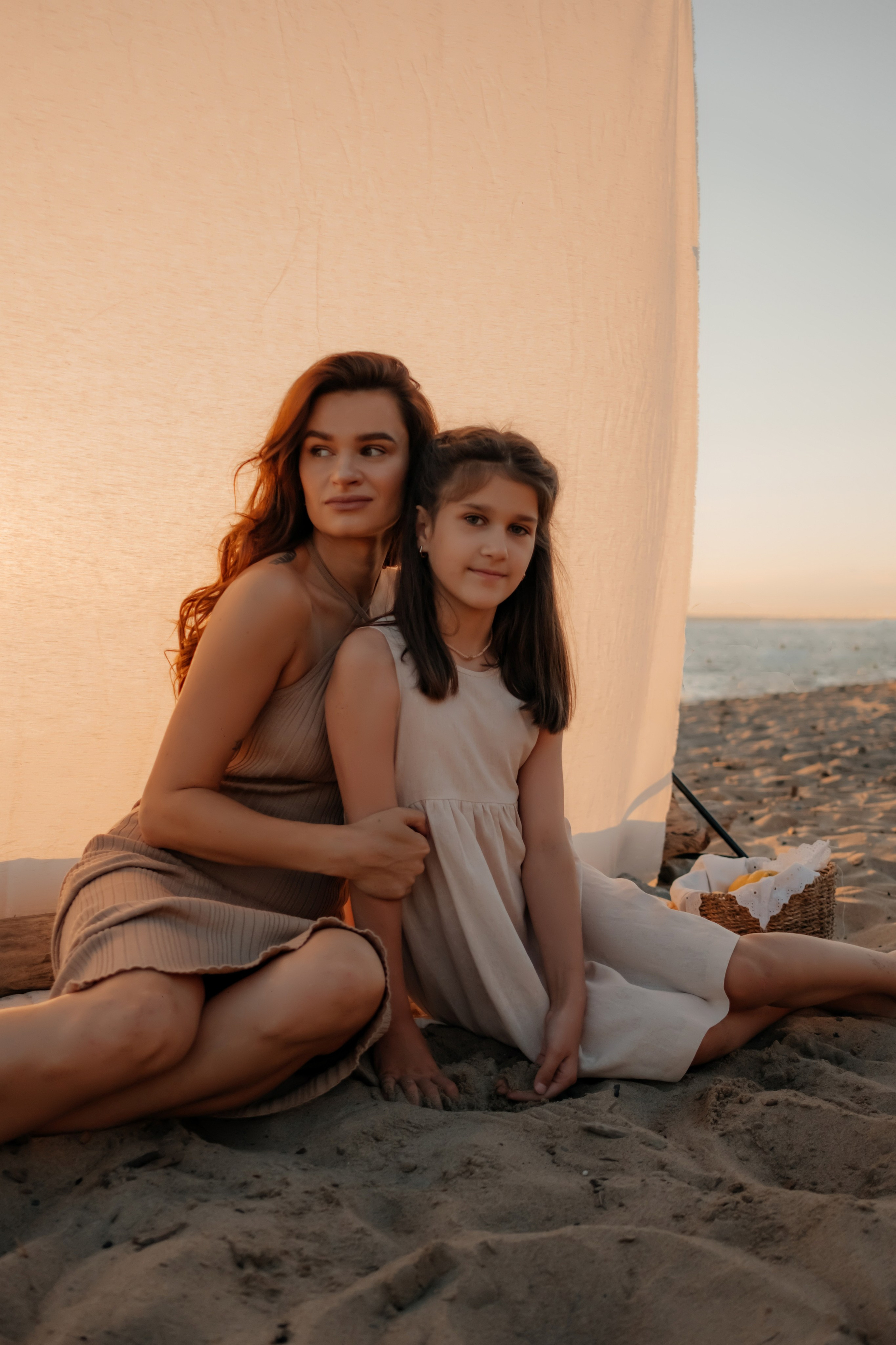 Катя с дочками на берегу. Фотограф в Новосибирске Диана Ильиных