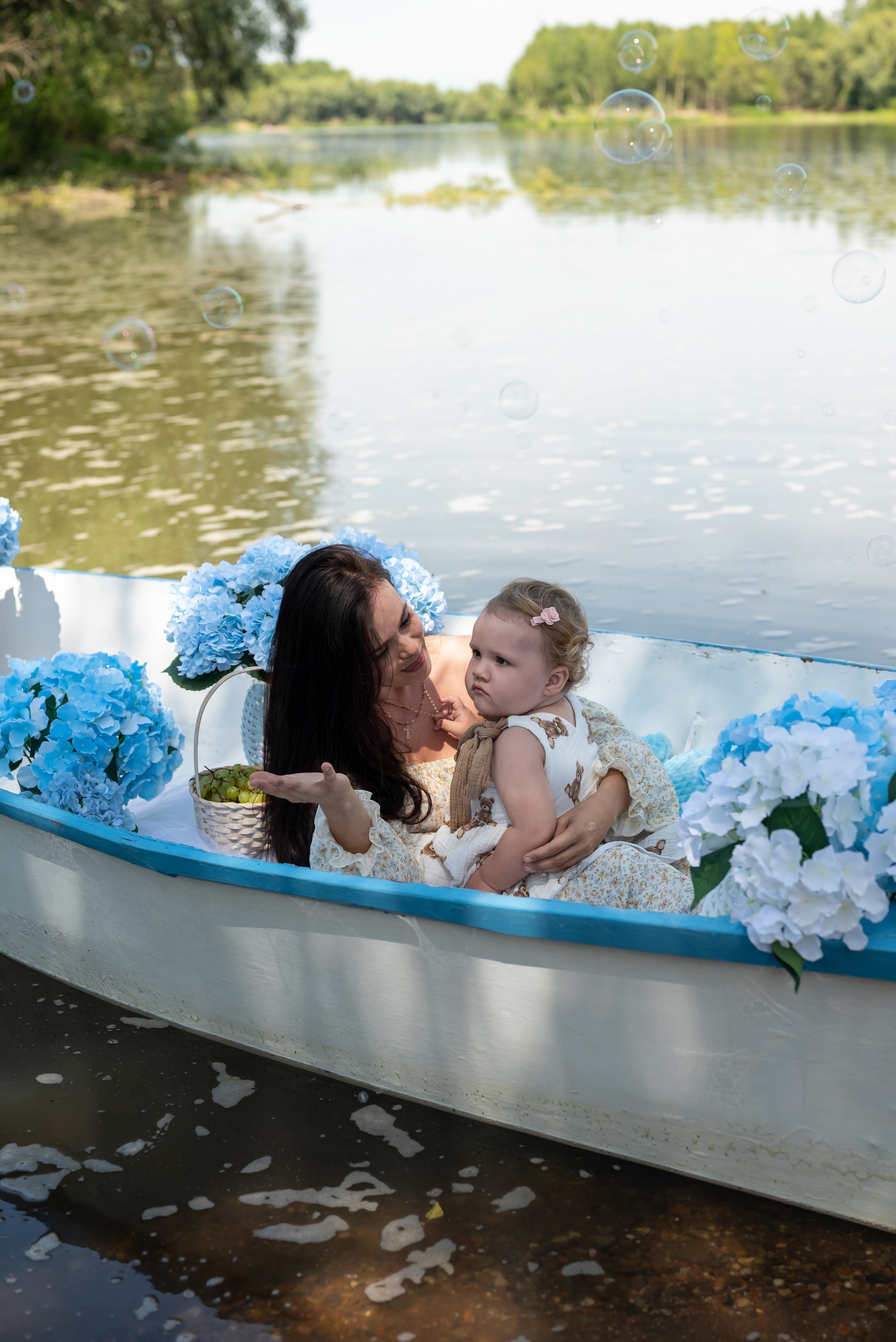 Фотопроект на лодке с голубыми гортензиями. Фотограф в городе Салават