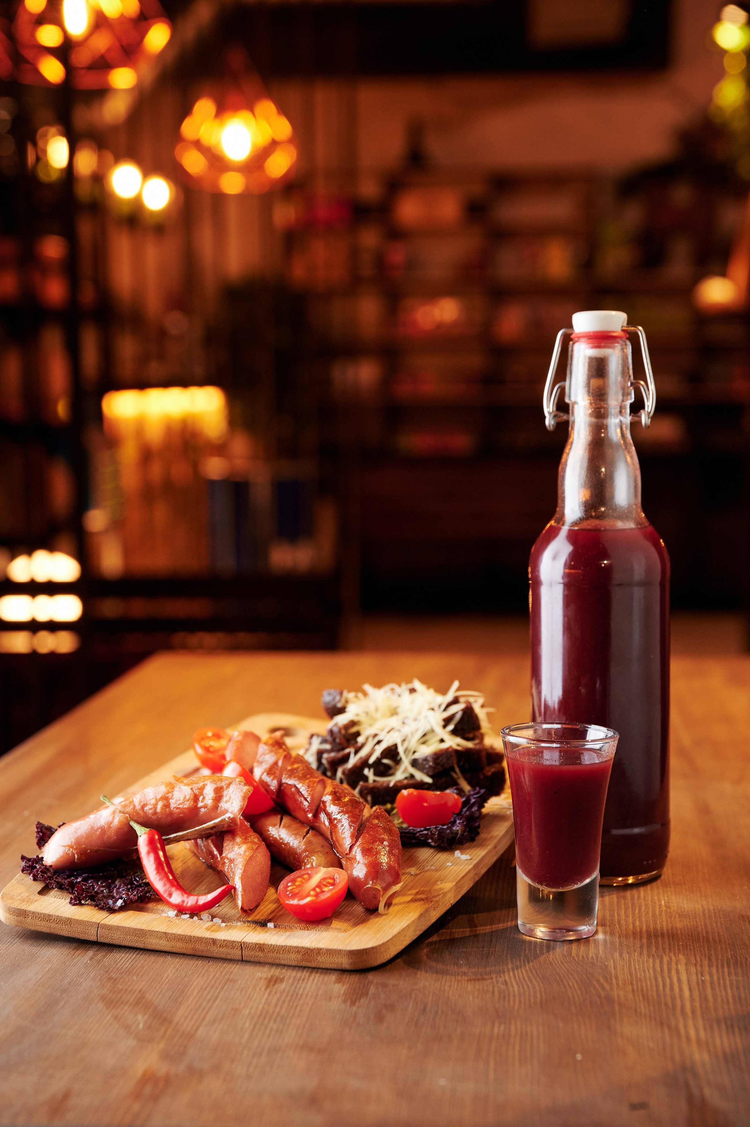 Стилизованная съемка крафтового пива в бокале на барной стойке