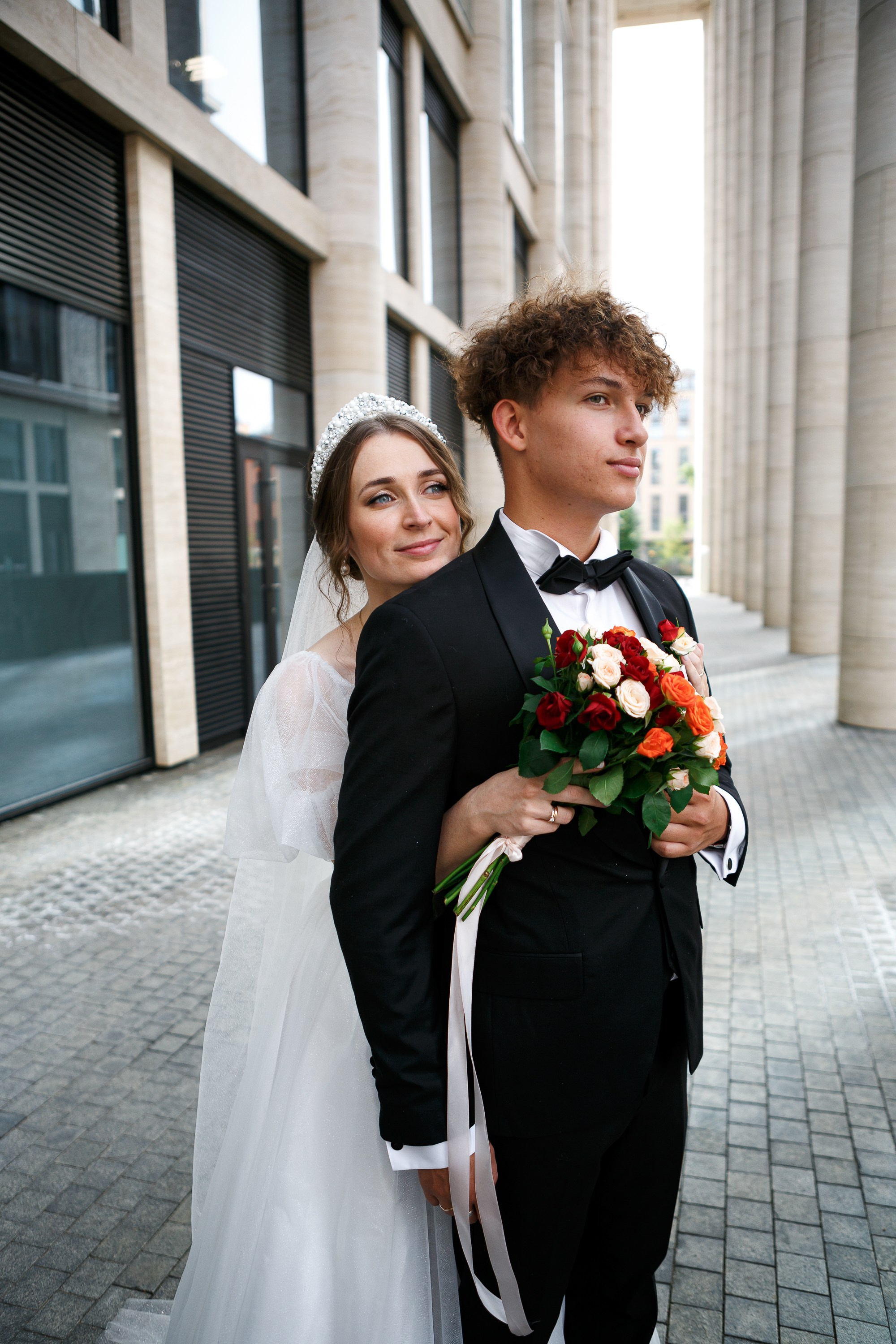 Ратуша в Санкт-Петербурге. Невеста обнимает жениха.