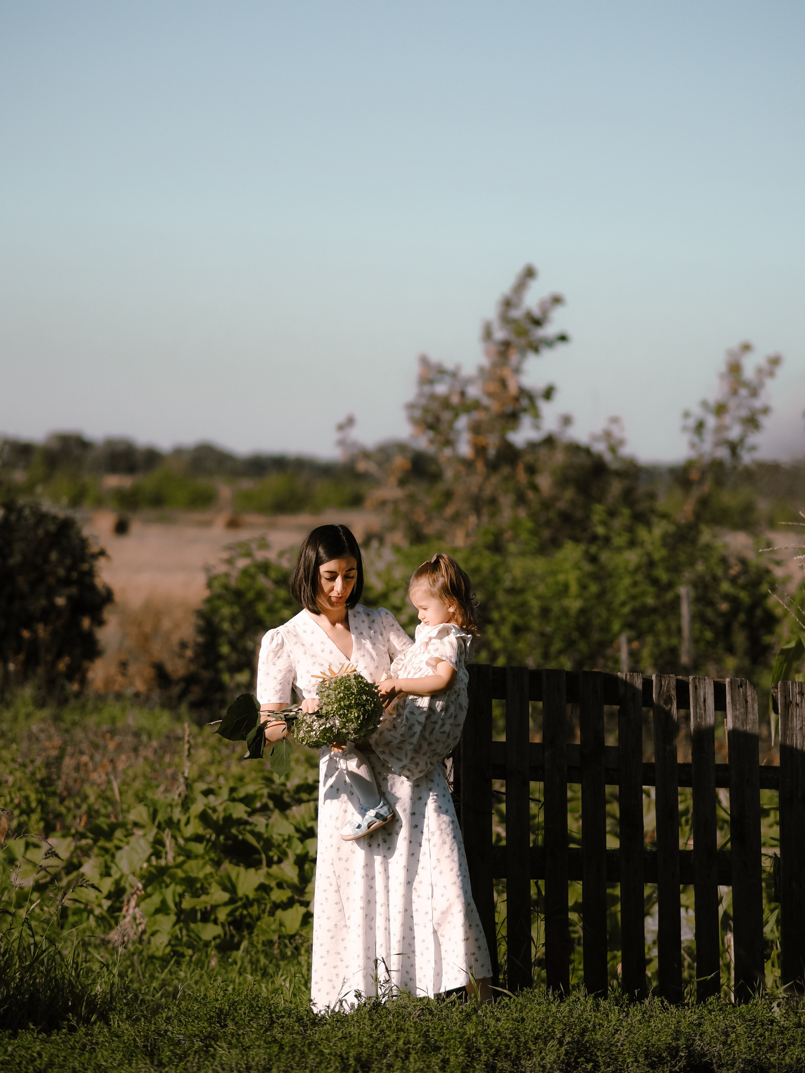 Гоняться по полю на тачке с мамой и папой. Обижаться. Смеяться. Фотограф Рязань. Семейный Свадебный фотограф