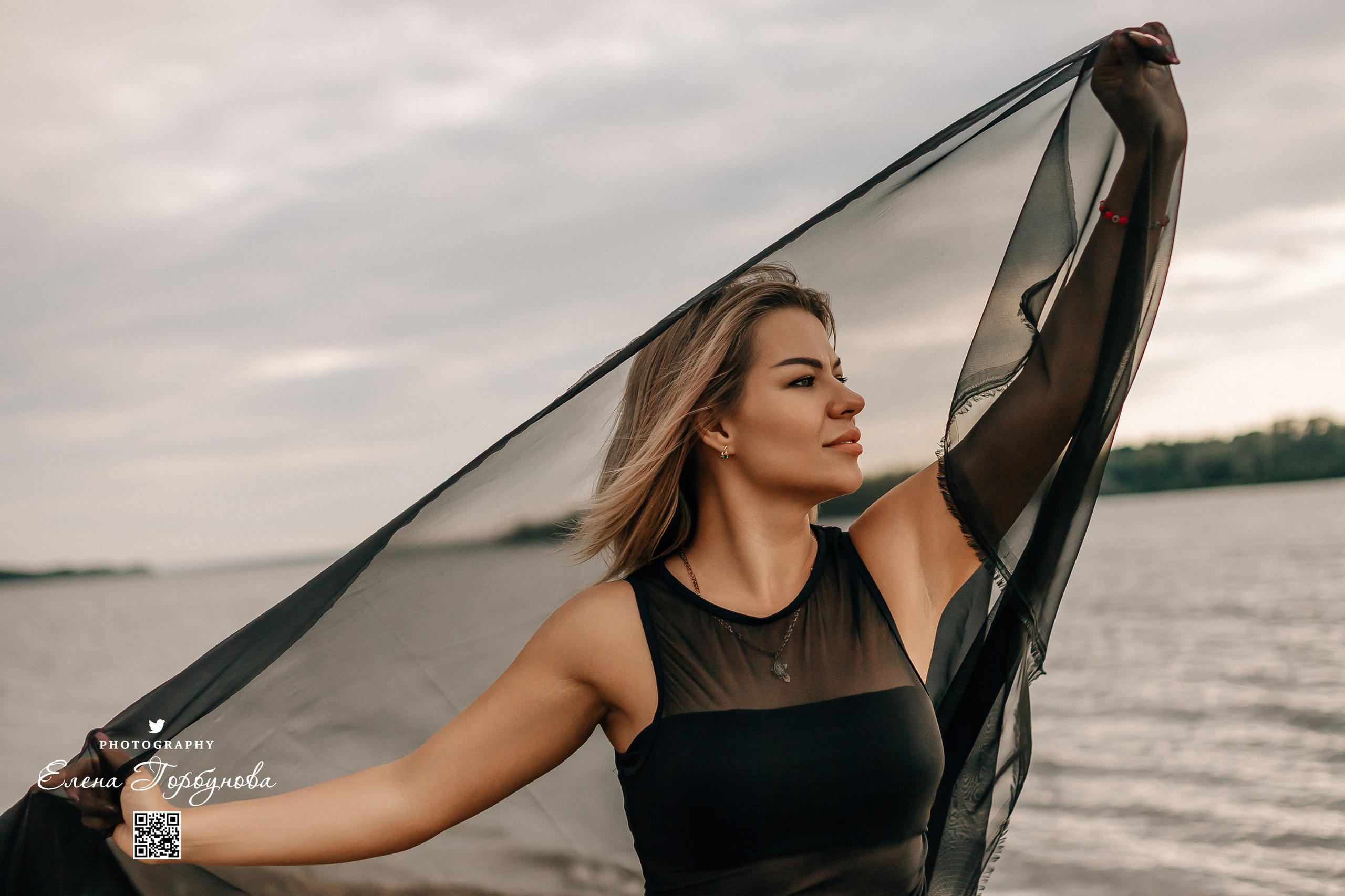 Черная серия с тканью. Набережная. Александра и Таисия. Июль 2025 г. Фотограф Пермь. Свадьбы. Семья и дети, школа, д. сад. Фотокниги