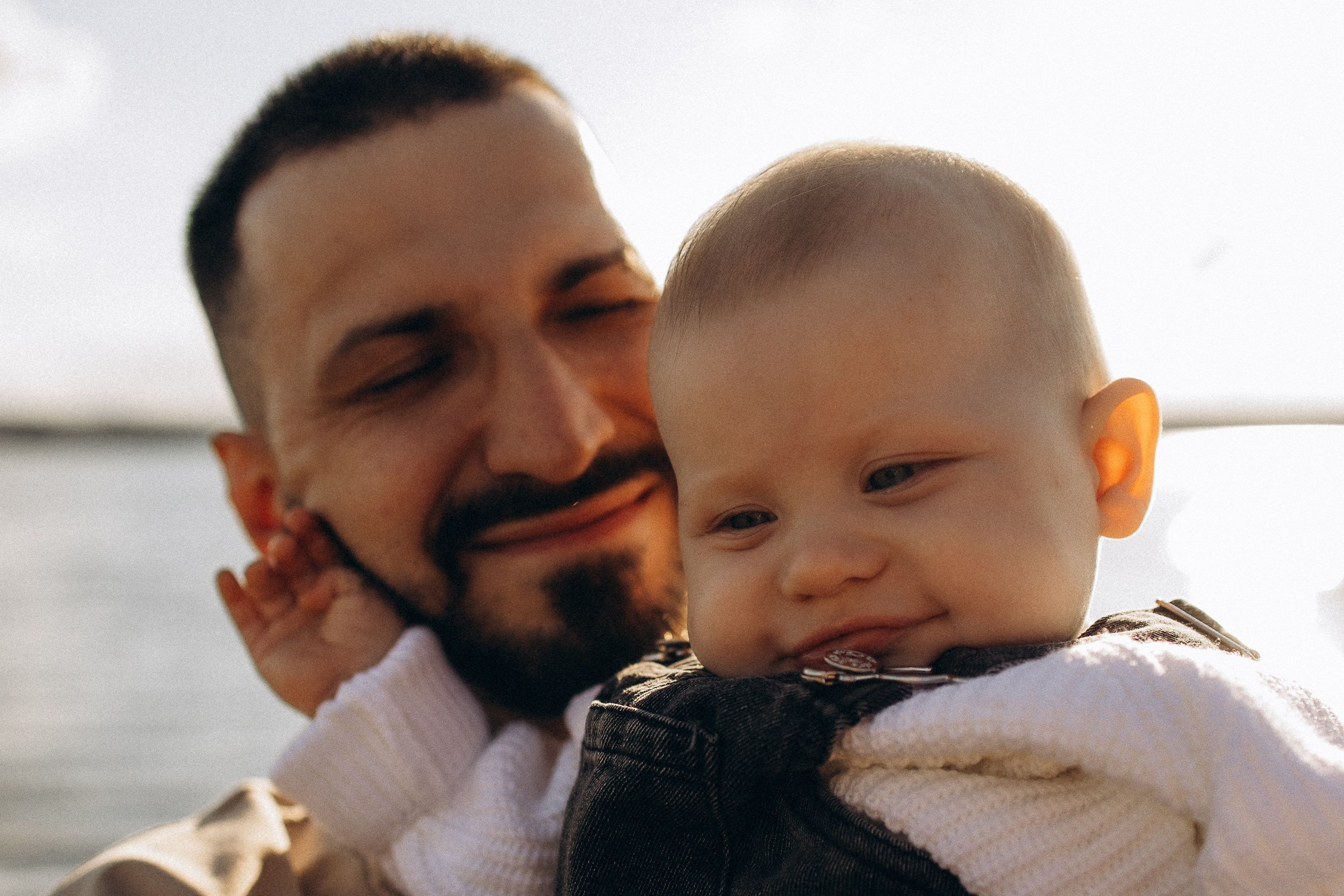 Семейная фотосессия на пляже в лучах заката