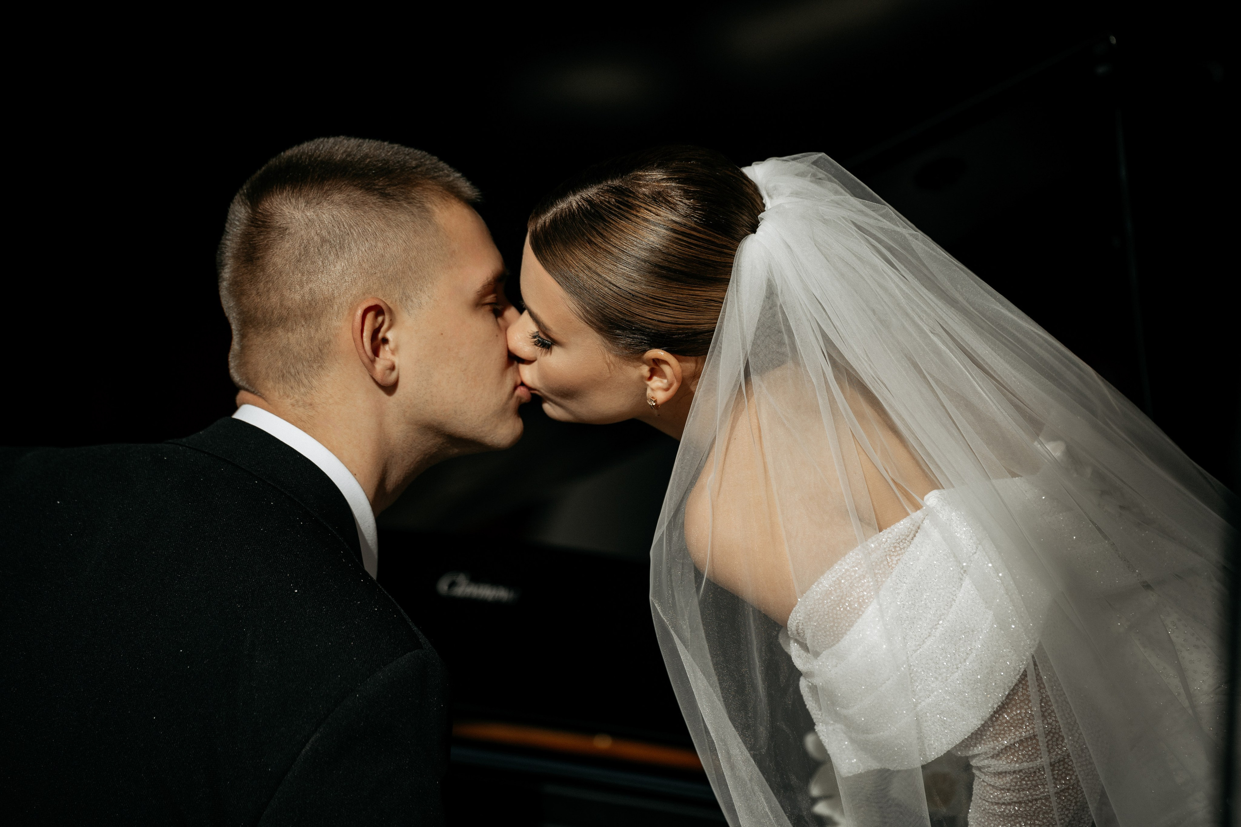 Поцелуй молодожен, свадебная фотосессия в Геленджике