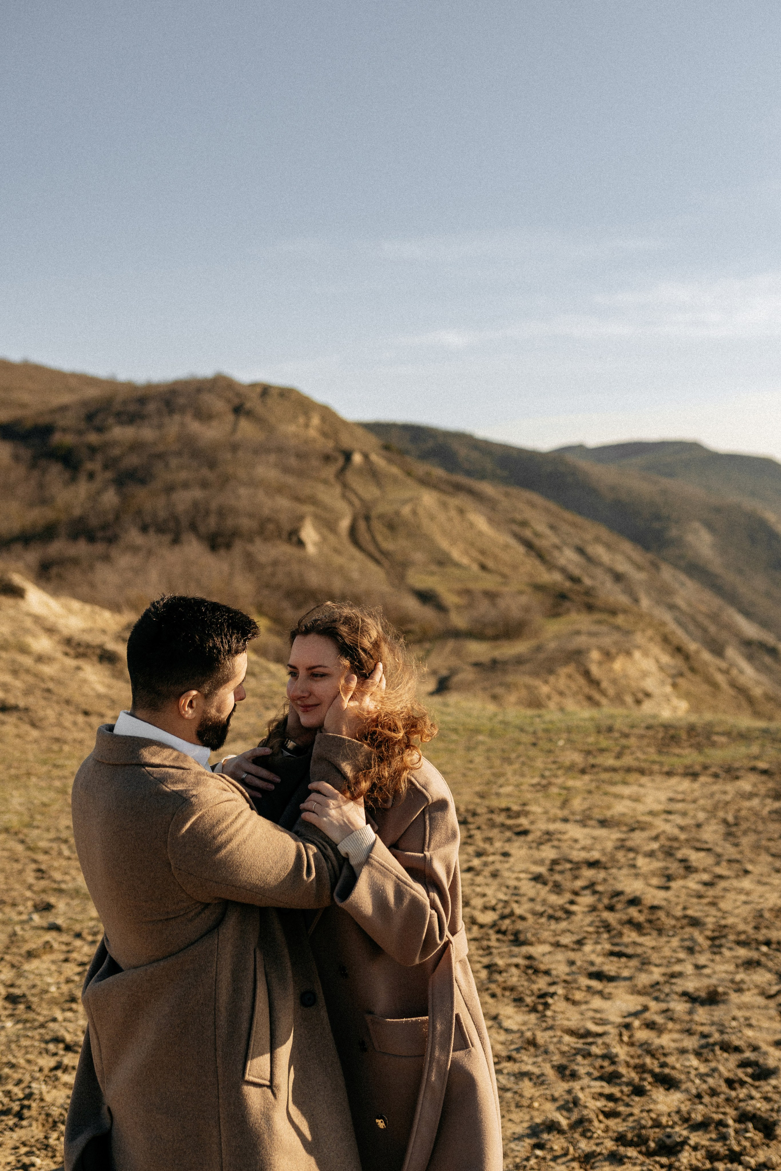 Фотосессия пары в барханах Анапы с видом на Черное море — love story, романтическая съемка, заказать фотосессию Анапа, горы и побережье