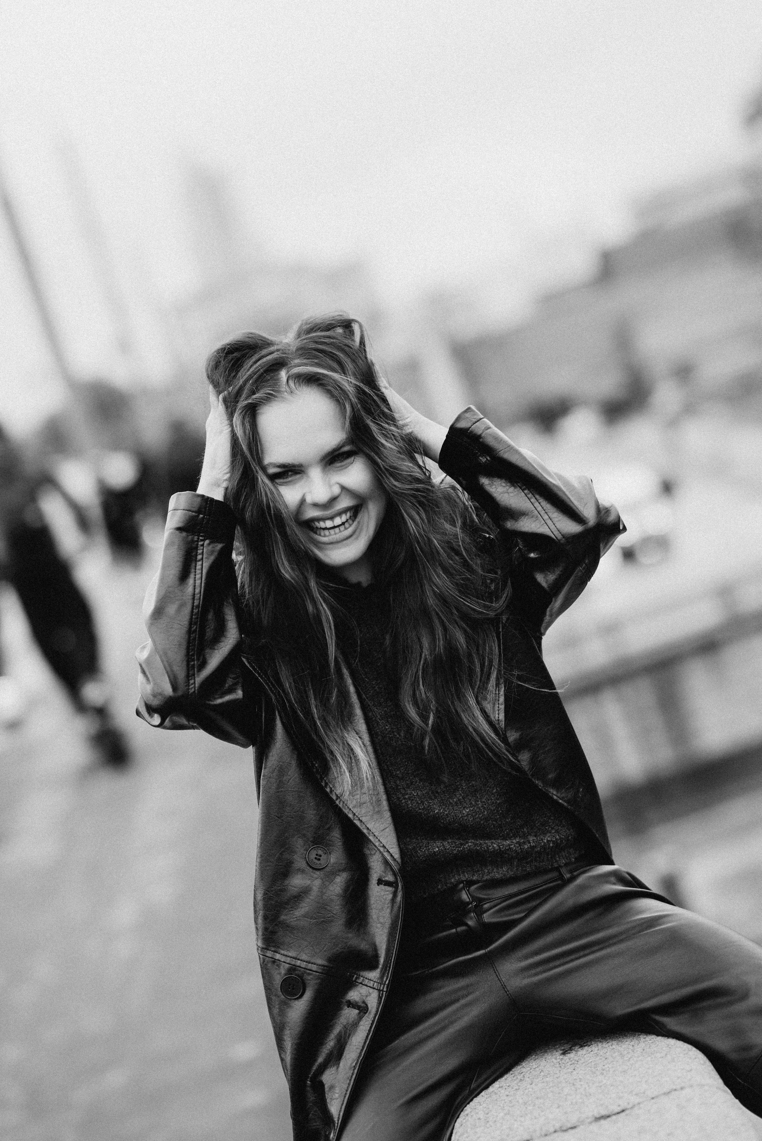 уличная фотосессия — девушка сидит на мосту под дождём москва