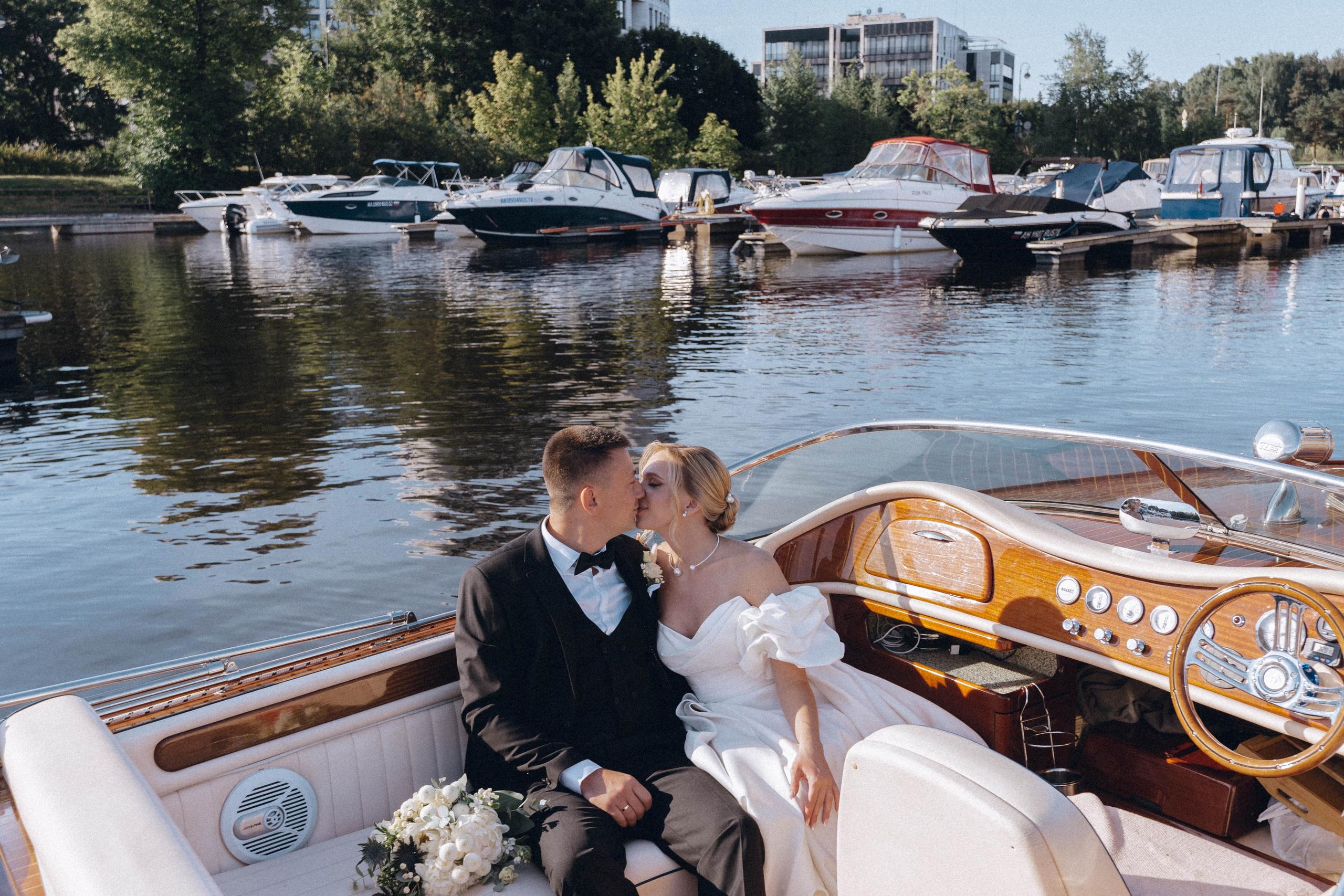 СВАДЕНБНАЯ СЬЕМКА НА КАТЕРЕ ПО КАНАЛАМ САНКТ-ПЕТЕРБУРГА И В АКВАТОРИИ НЕВЫ. Профессиональный фотограф, Санкт-Петербург — Виктория Богомолова