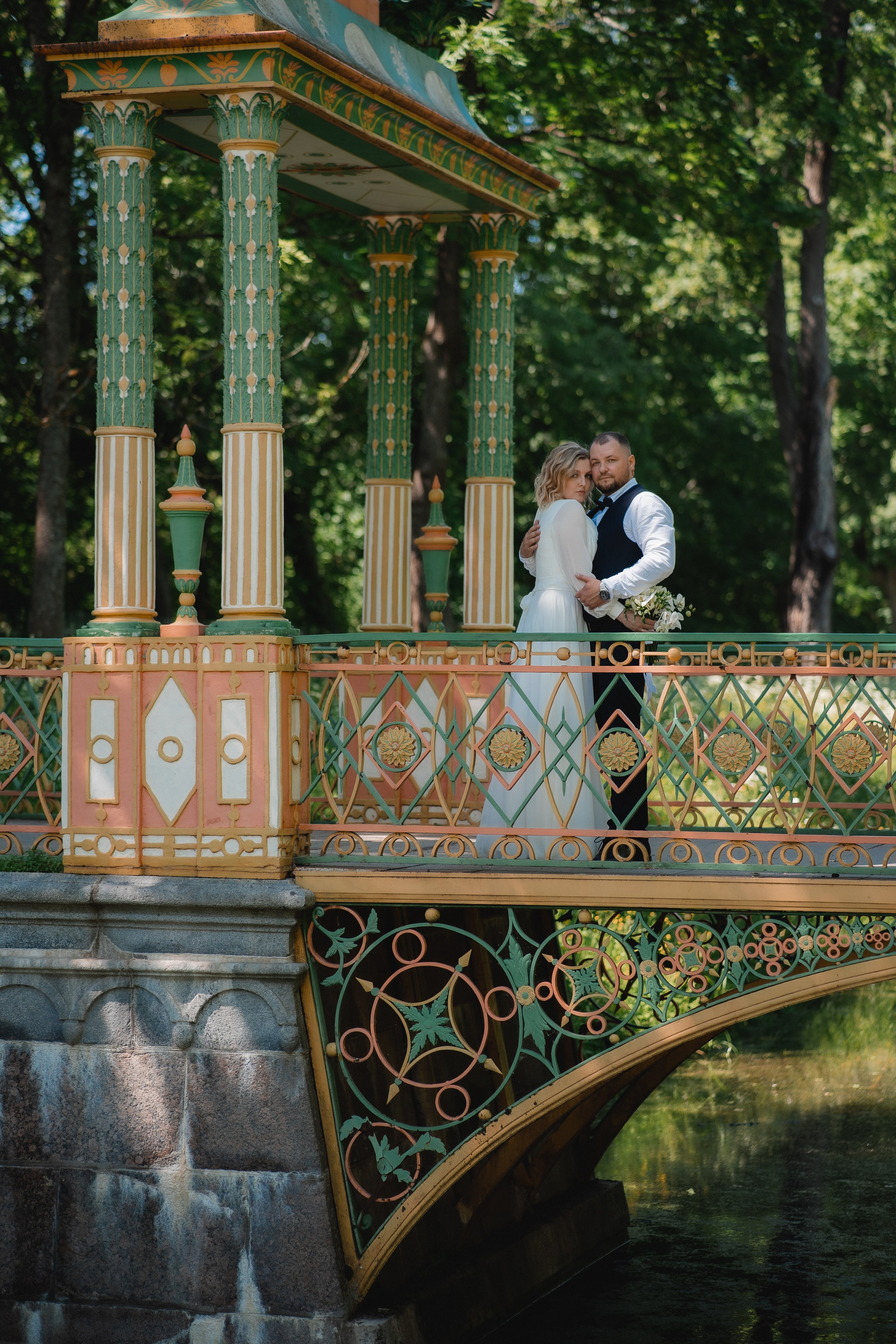 Красивые места для свадебной фотосессии летом в Санкт-Петербурге. Свадебный фотограф Александр Невский в Санкт-Петербурге