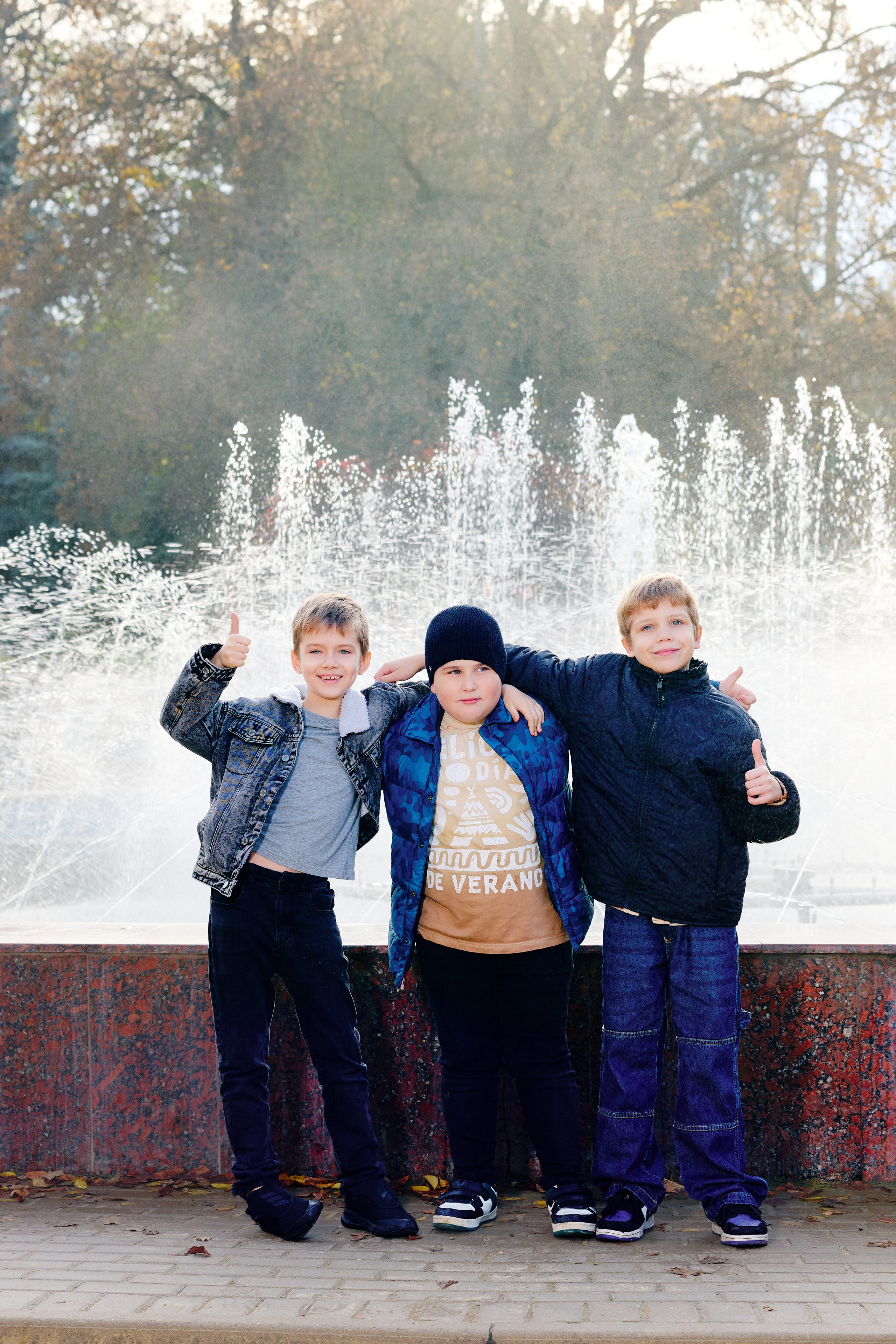 Прогулка в парке классом. Фотограф Выпускные альбомы Таганрог Сергей Коробченко