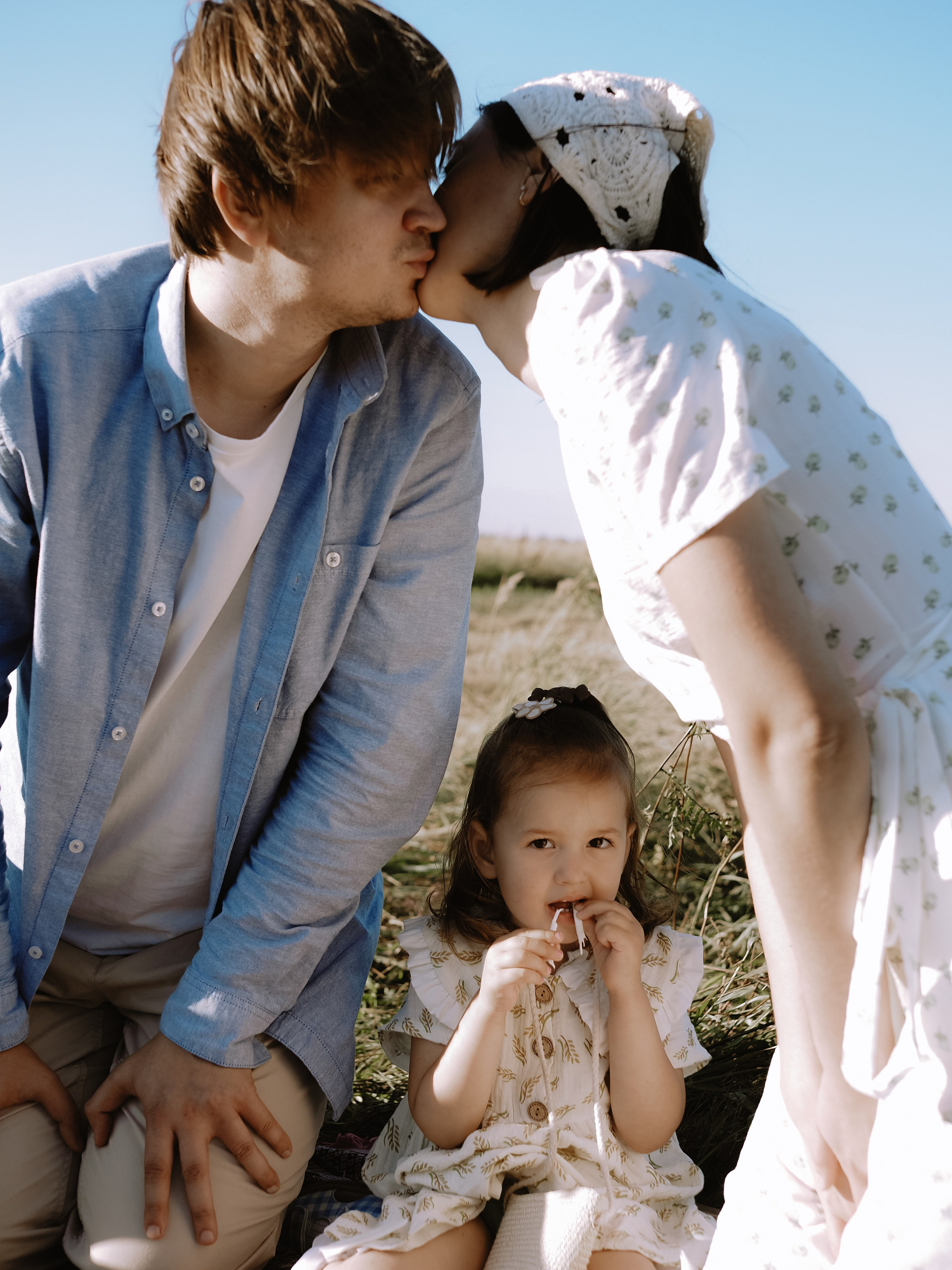 Гоняться по полю на тачке с мамой и папой. Обижаться. Смеяться. Фотограф Рязань. Семейный Свадебный фотограф