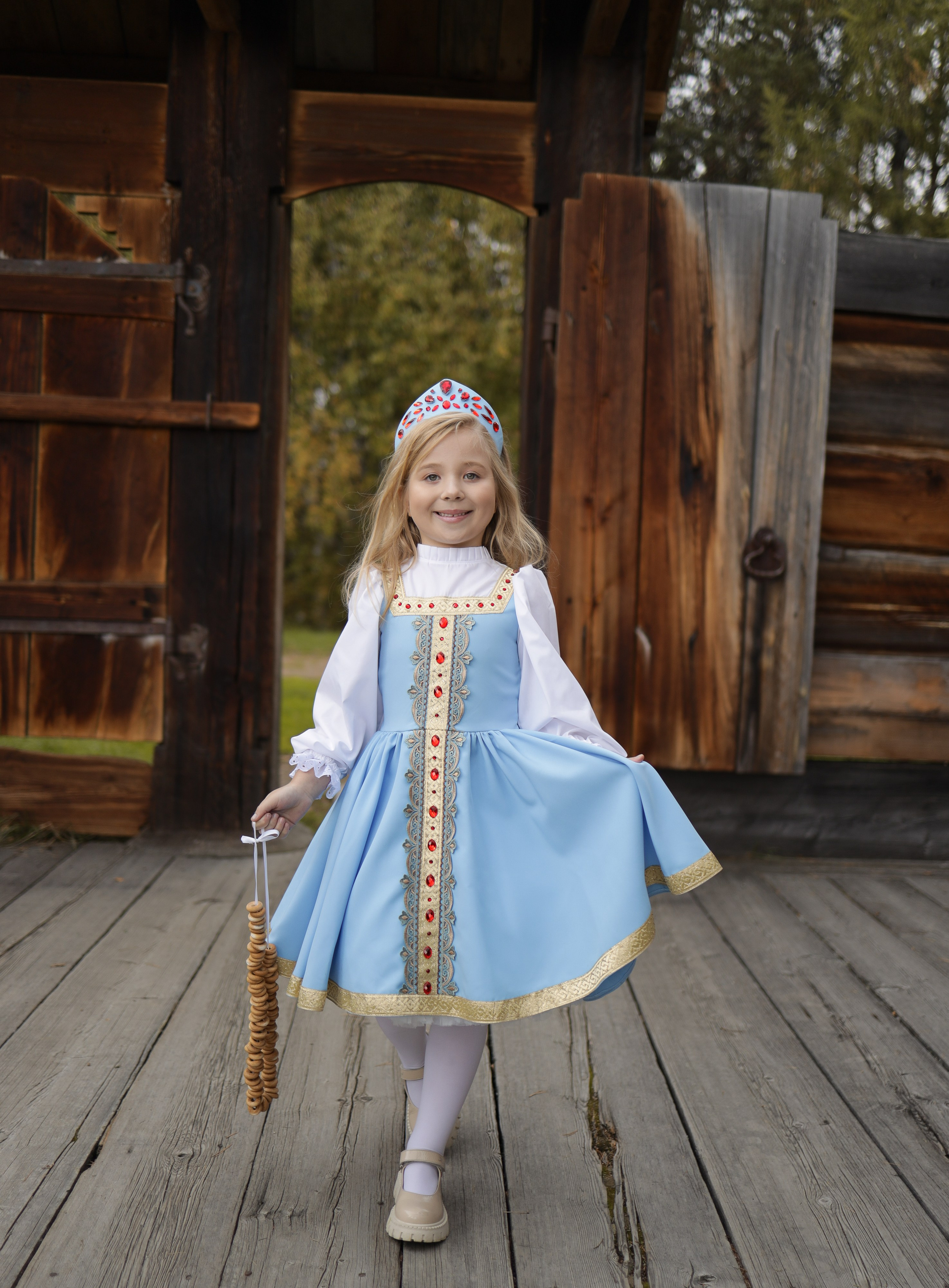 Платье в народном стиле, подойдёт на девочку ростом 128-130 см. В комплекте мини кокошник. Стоимость аренды 2800 р. сутки