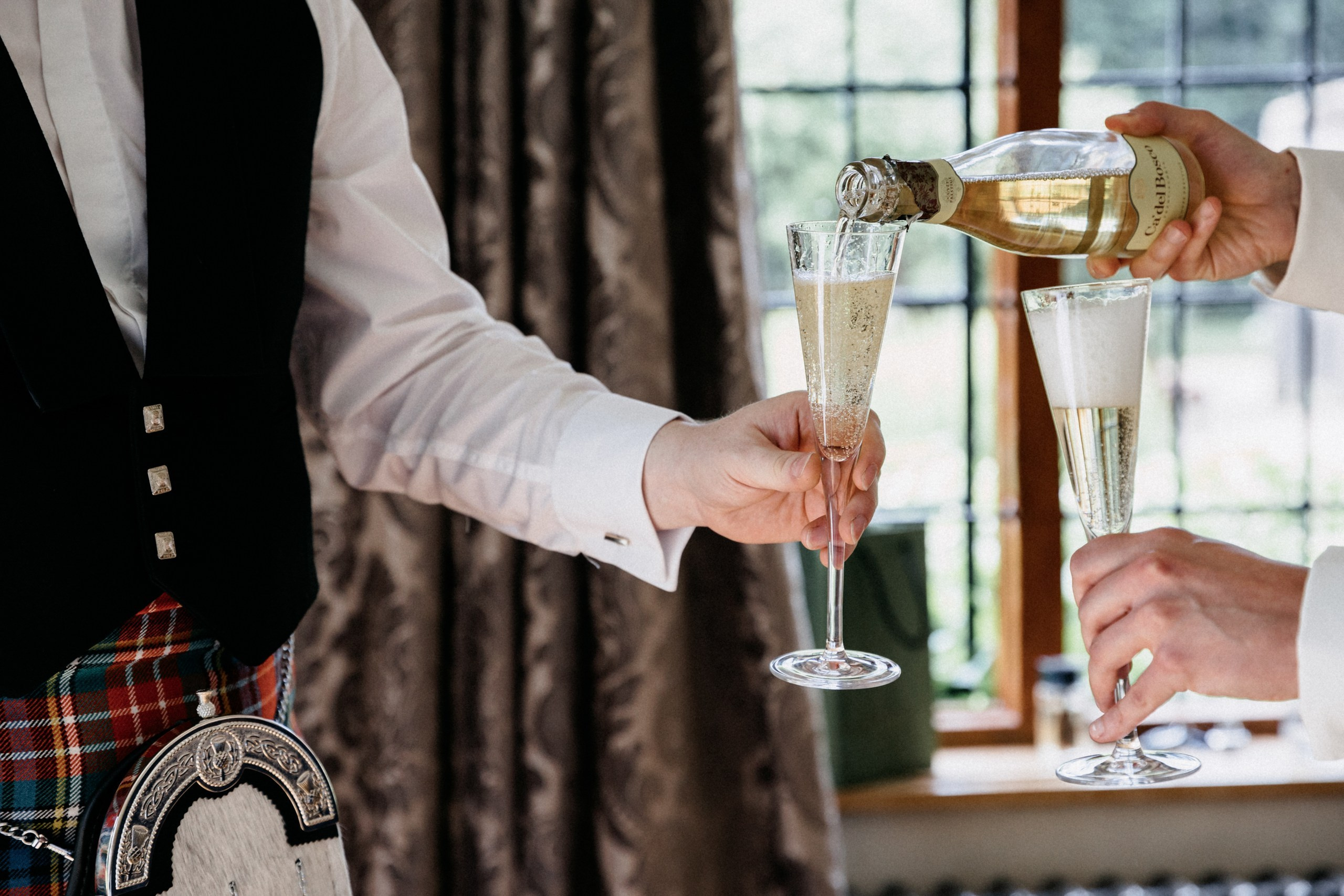 Ana & Tom Wedding at Notley Abbey. Moments Catchers — Wedding Photography & Video Duo in London