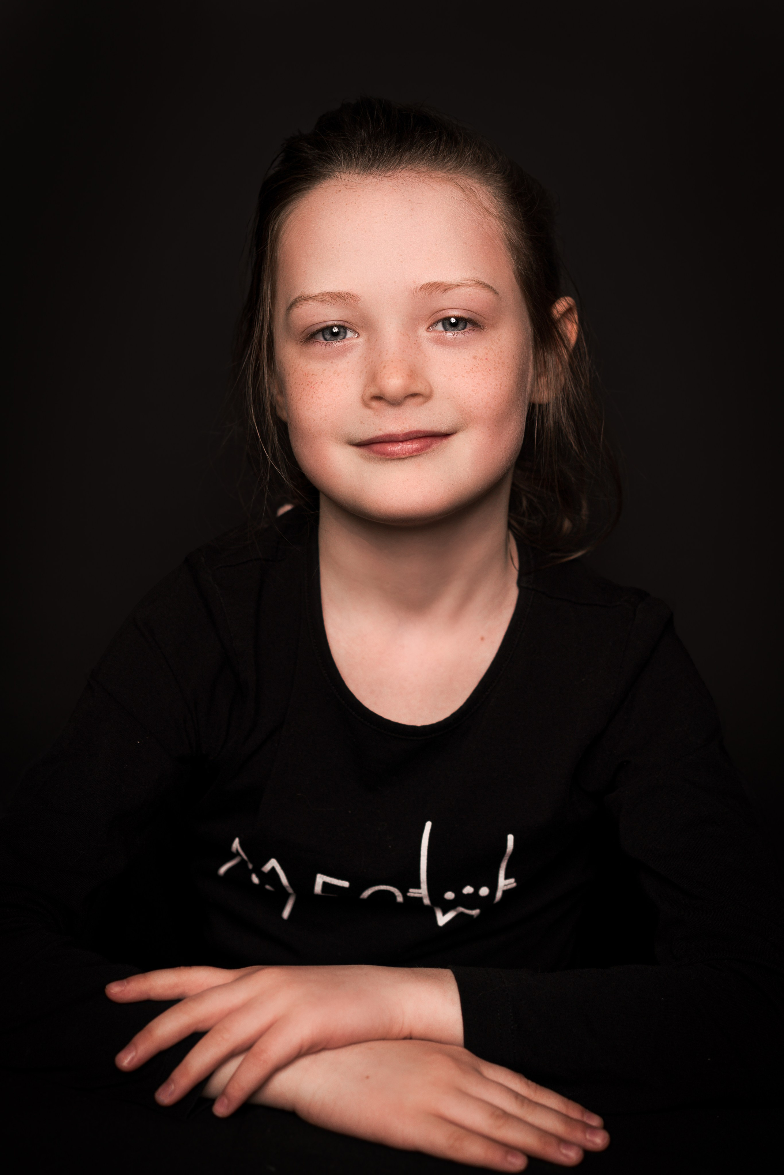 Детский сад, портреты на чёрном фоне. Фотограф Шунова Саша