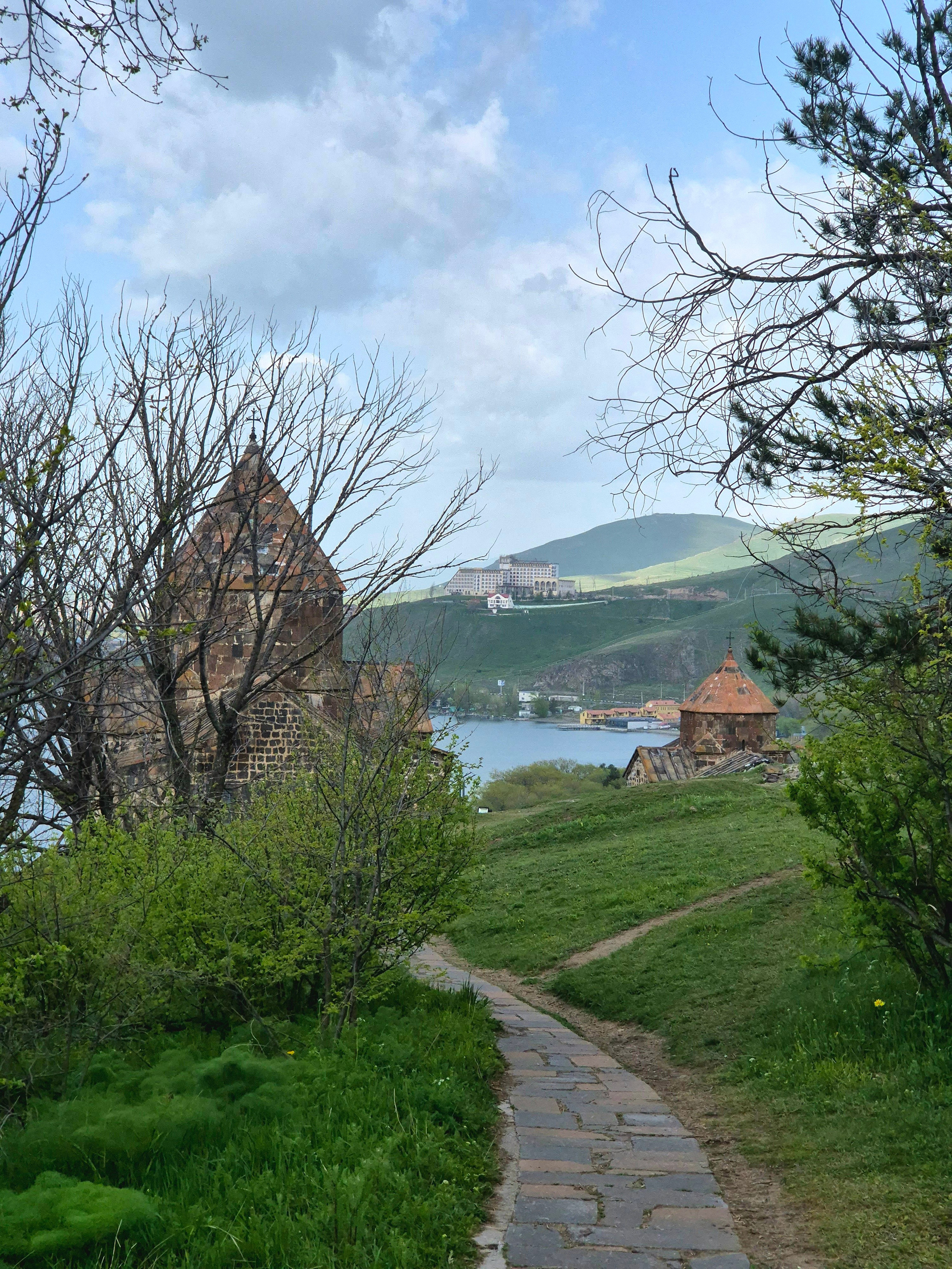 Дорожка в сторону резиденции Пашиняна