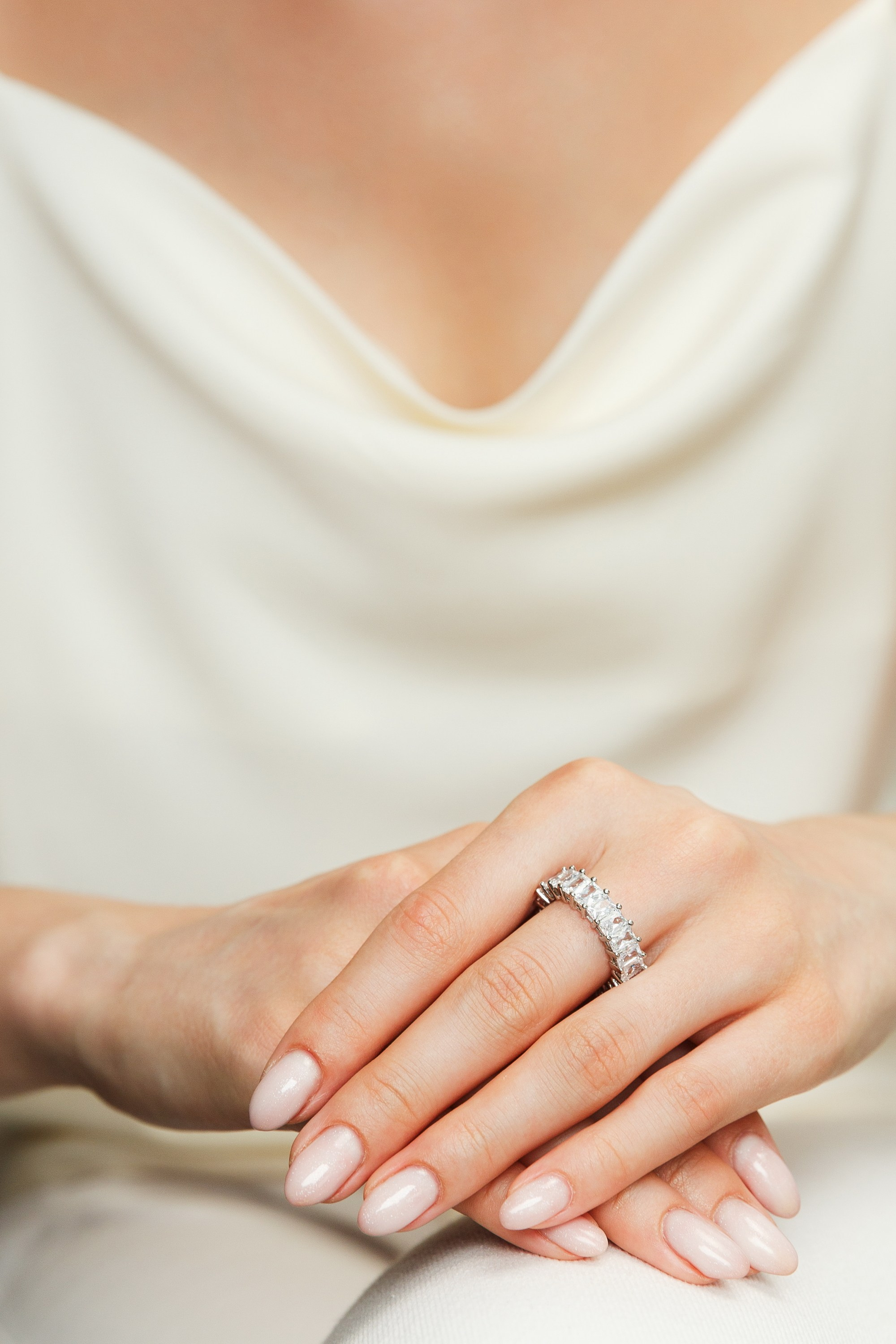 Студийная фотосъемка ювелирных украшений на моделях. Профессиональный фотограф в Санкт-Петербурге. Студийная рекламная фотография. Ювелирный фотограф Сергей Пушкин. Портретная фотосессия. Фото для каталога и маркетплейсов. Фотосъёмка на однородном фоне. Product photographer in Saint-Petersburg, Russia. Gems photo. Фото для сайта. Фотосессия в студии в спб. Фотосессия юкрашений и бижутерии. Фотограф в студии в спб для украшений. 