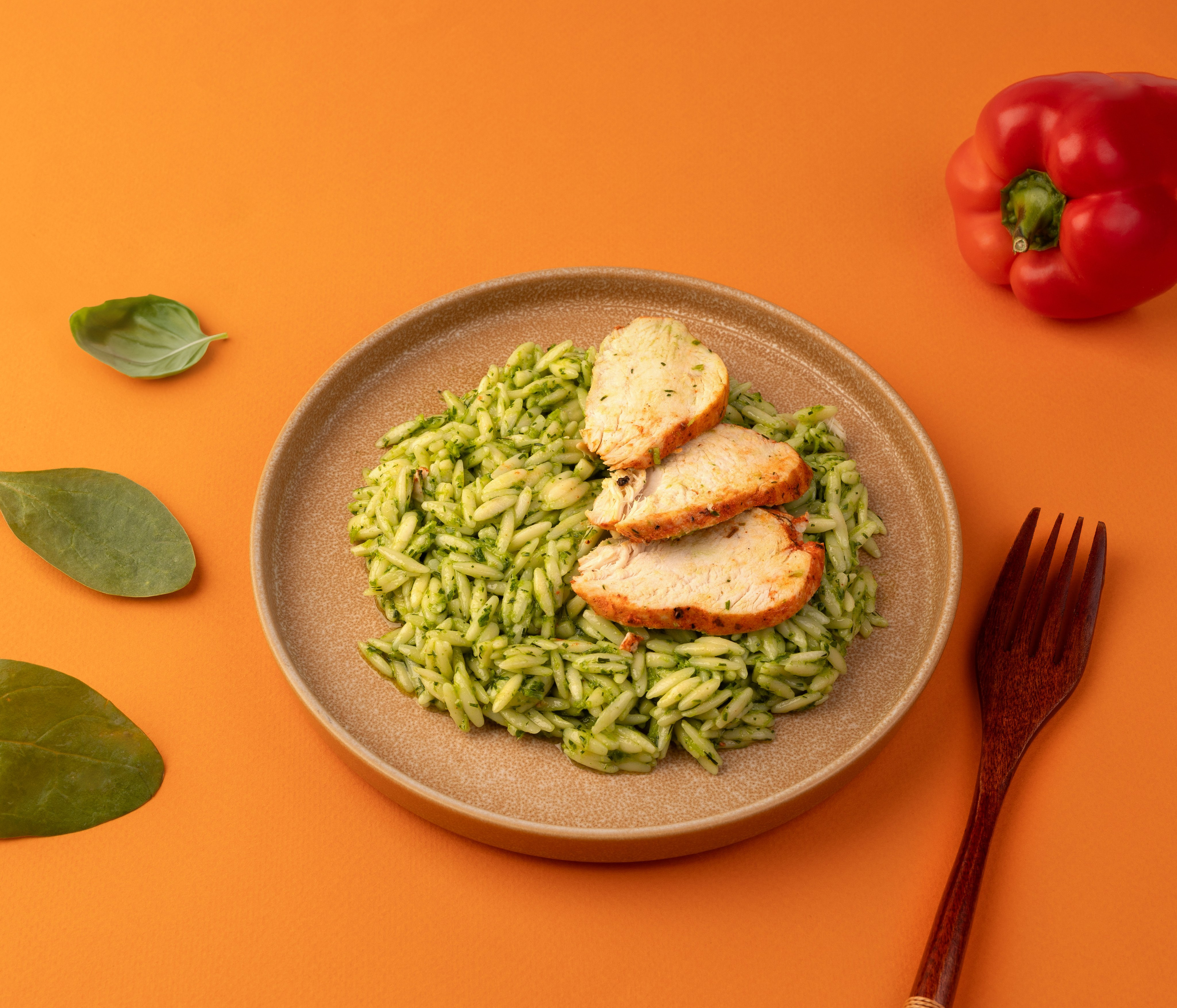 Имиджевая фудфотосъемка для маркетплейсов, фудфотограф казань, фотосессия еды для маркетплейсов, фотосъемка каталога казань , фотосъемка для доставки еды казань. Паста "Орзо" с песто и запеченной курицей фудфото