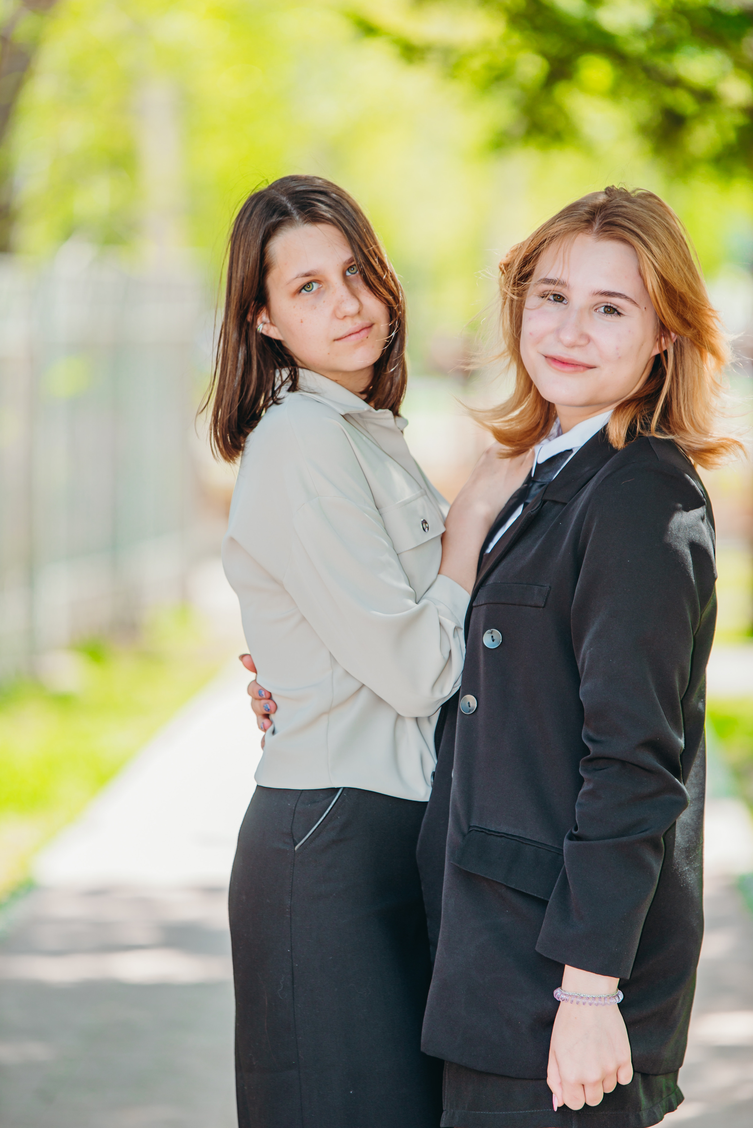 Две школьницы позируют для школьных папок в Иркутске